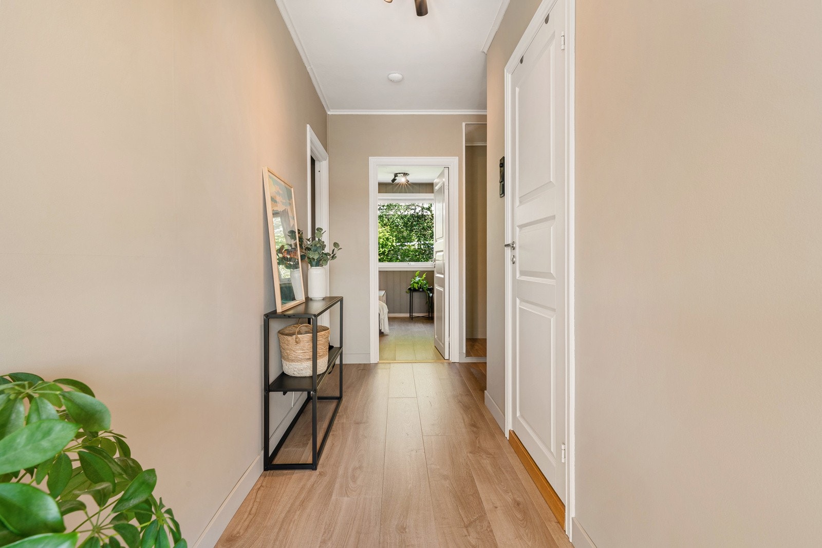 - Videre har man en gang som knytter boligen sammen - Galleribilde