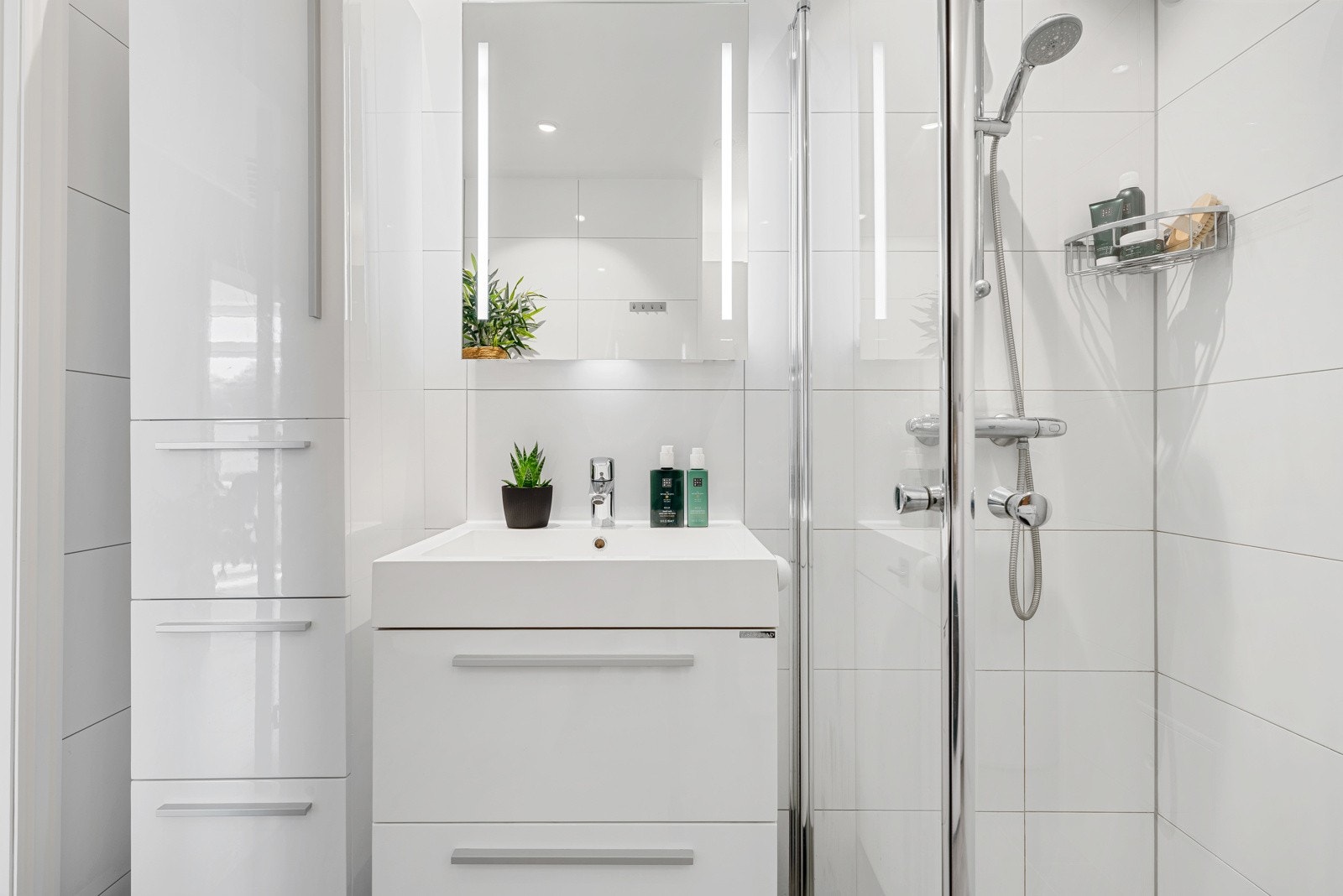 - Badet fremstår som et lyst, delikat og funksjonelt rom med varmekabler i gulvet - Galleribilde