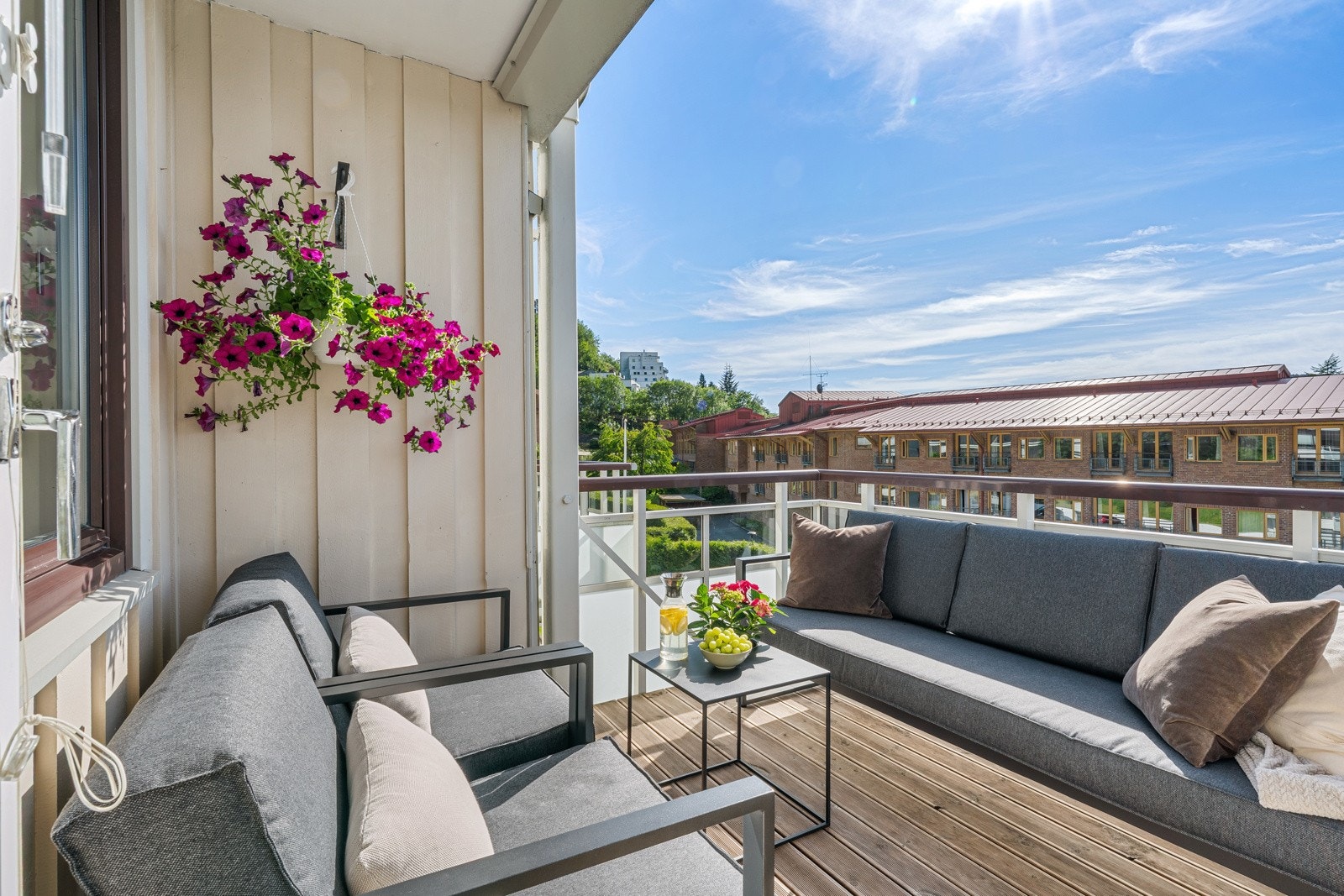- Sol på balkongen fra ca. 13-22 sommerstid - Galleribilde