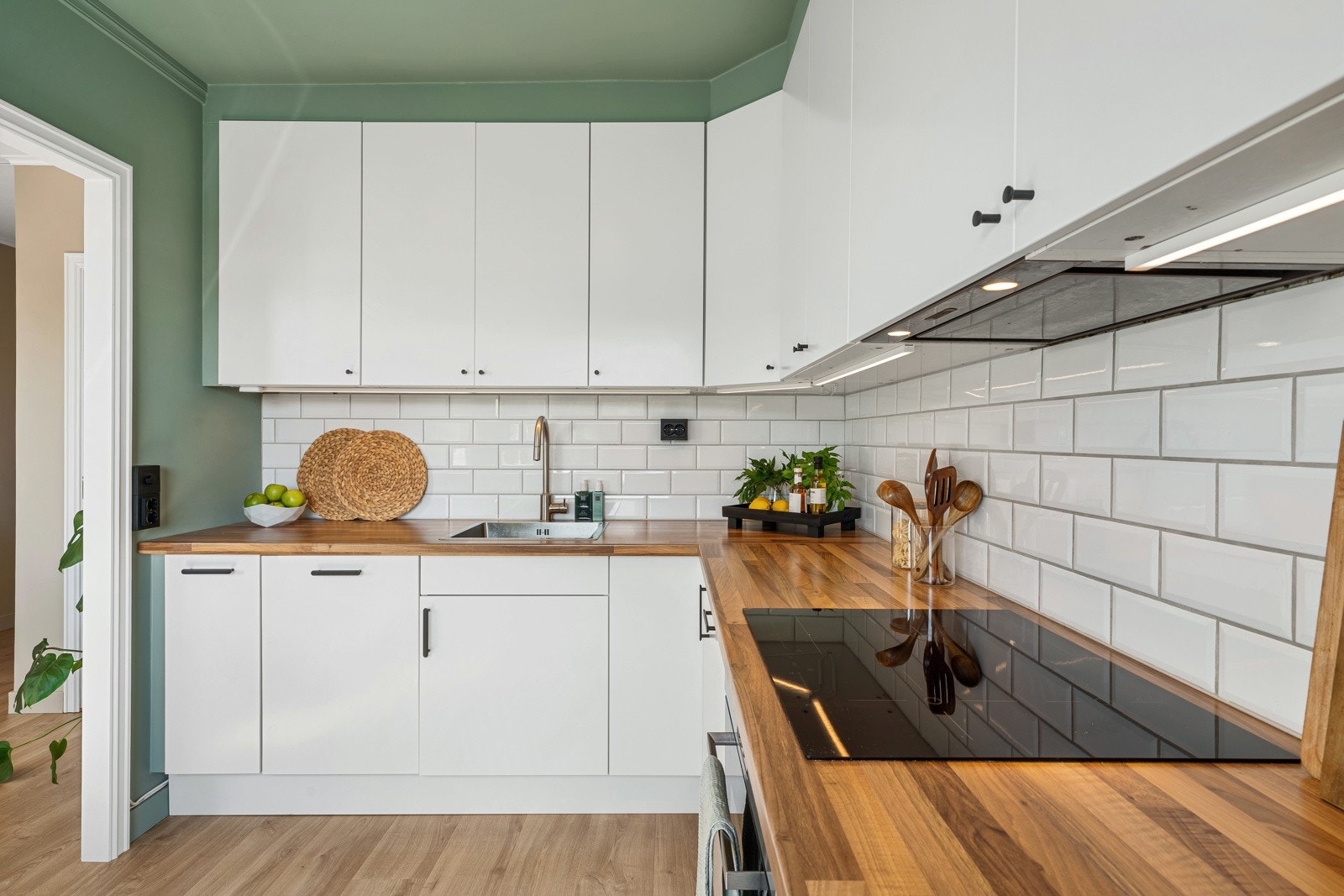 - Kjøkkenet har nok av skap- og skuffeplass - Galleribilde