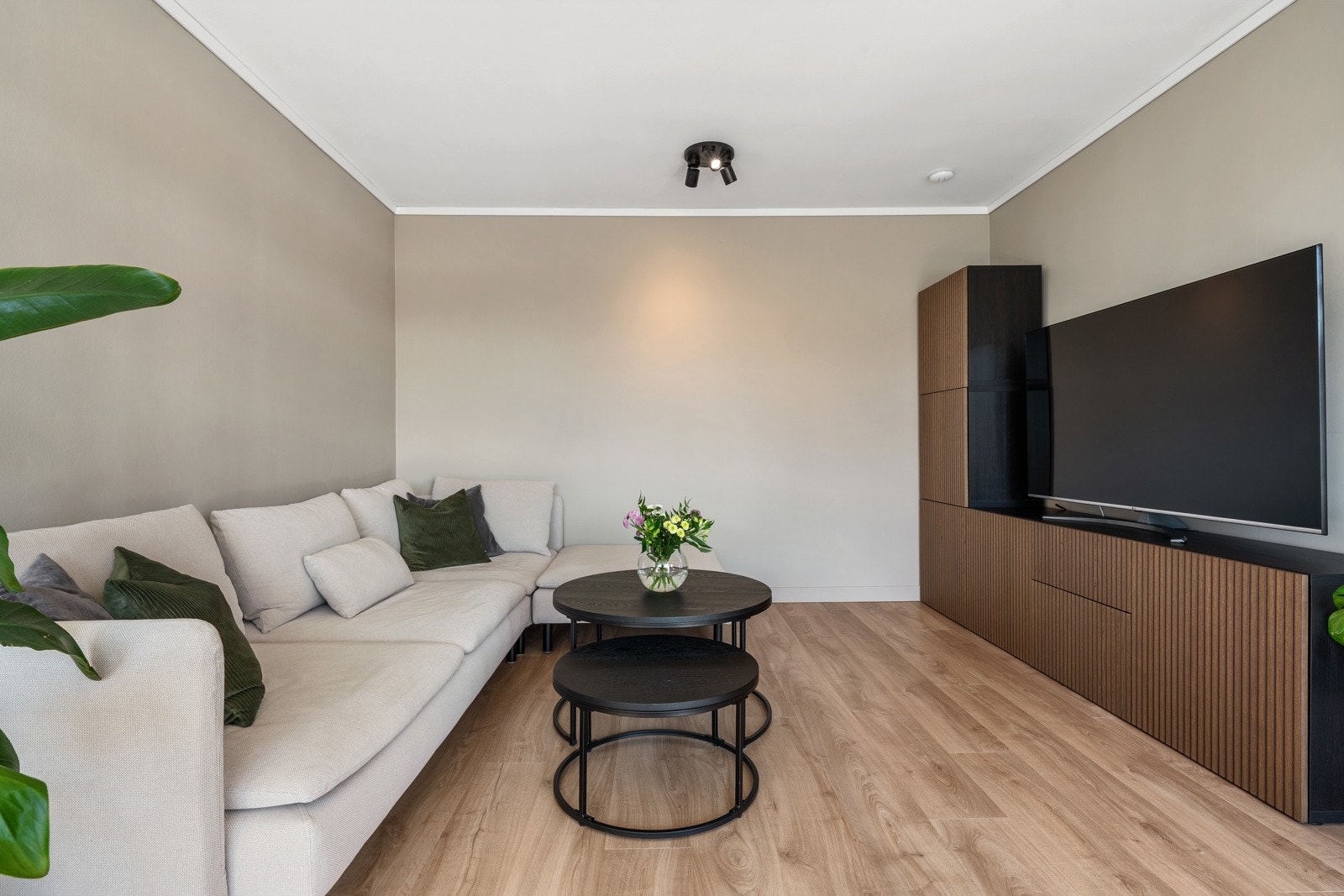 - I 2024 ble det lagt nytt laminatgulv med tilhørende lister, alle veggflater ble malt - Galleribilde