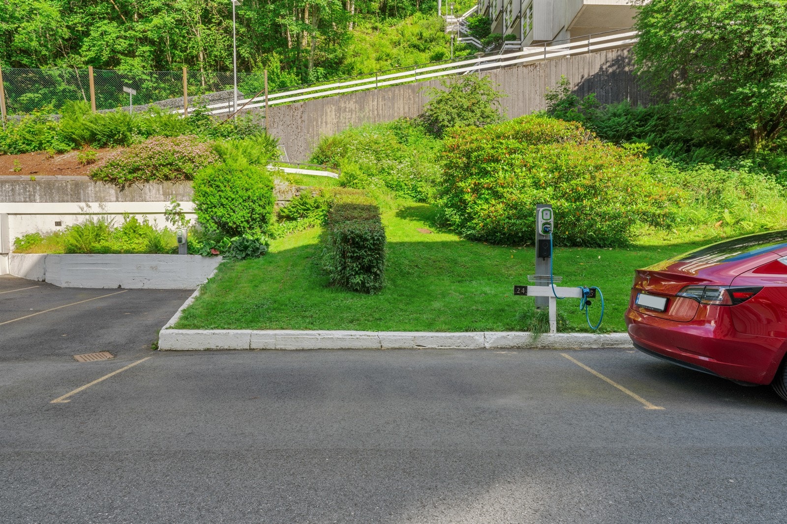 - Det medfølger fast parkeringsplass med ladepunkt for el-bil - Galleribilde