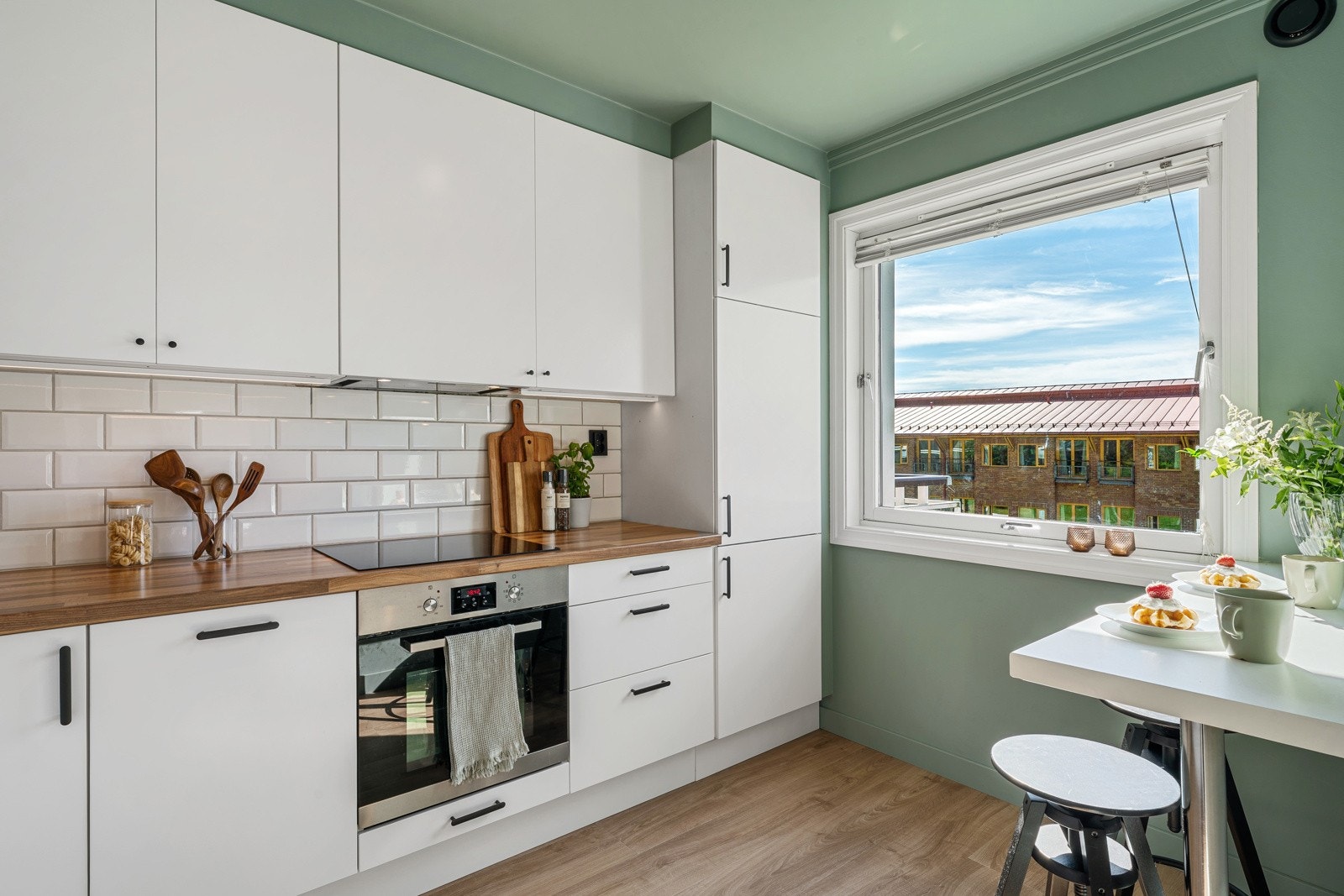 - Det er lagt fliser over benkeplaten for enklere rengjøring - Galleribilde