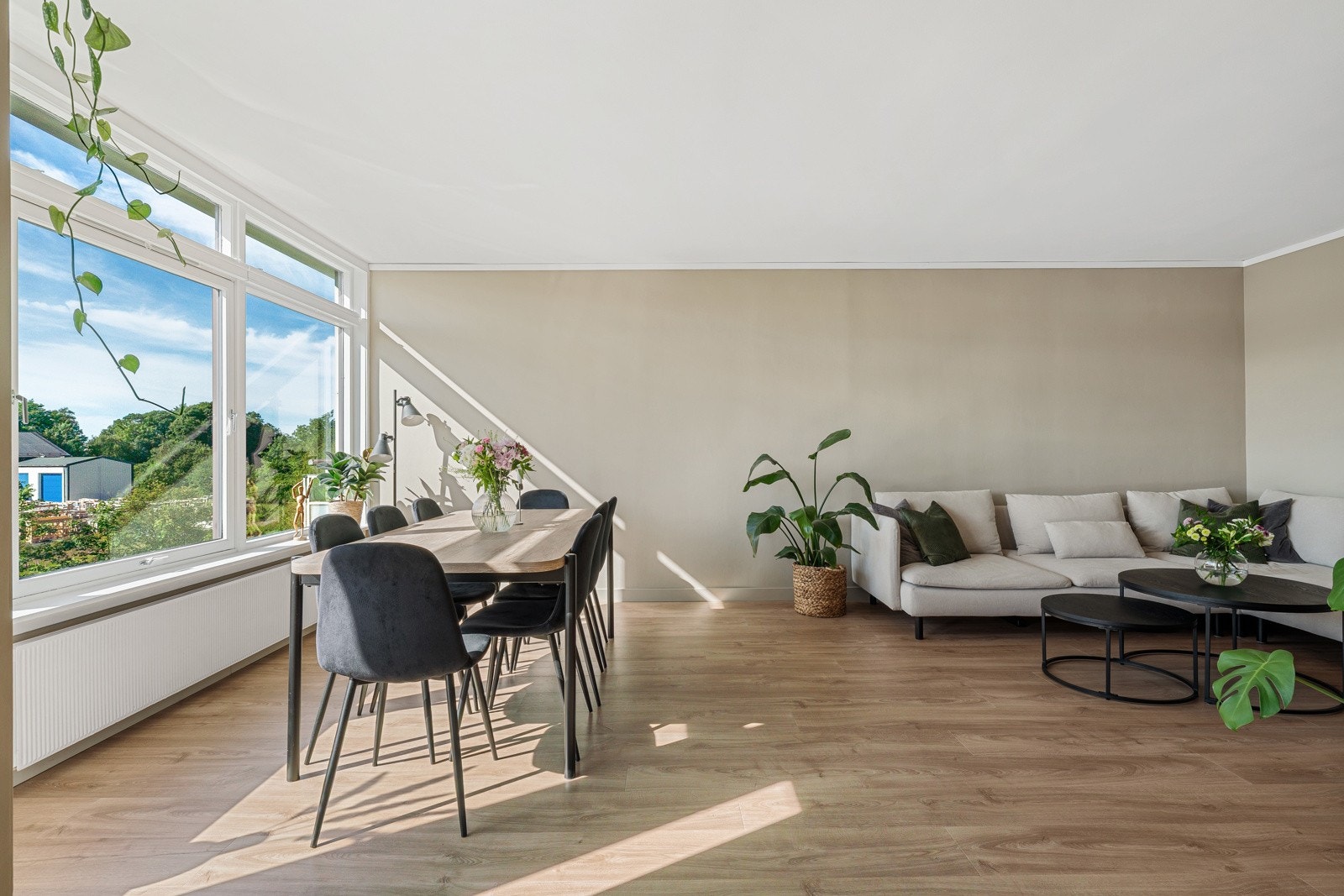 - Leiligheten ligger i et rolig og attraktivt område, og oppleves som svært innbydende med sine store vindusflater som slipper inn rikelig med dagslys - Galleribilde