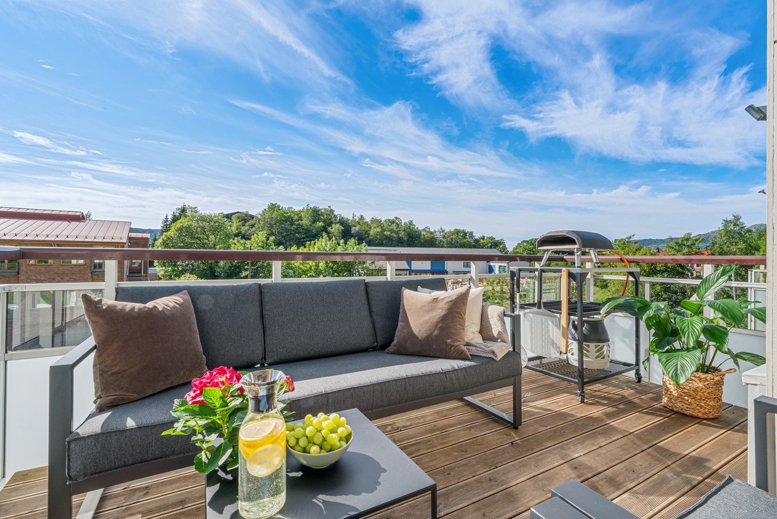 - Lys og moderne 3-roms leilighet med balkong og pene oppgraderinger - Galleribilde