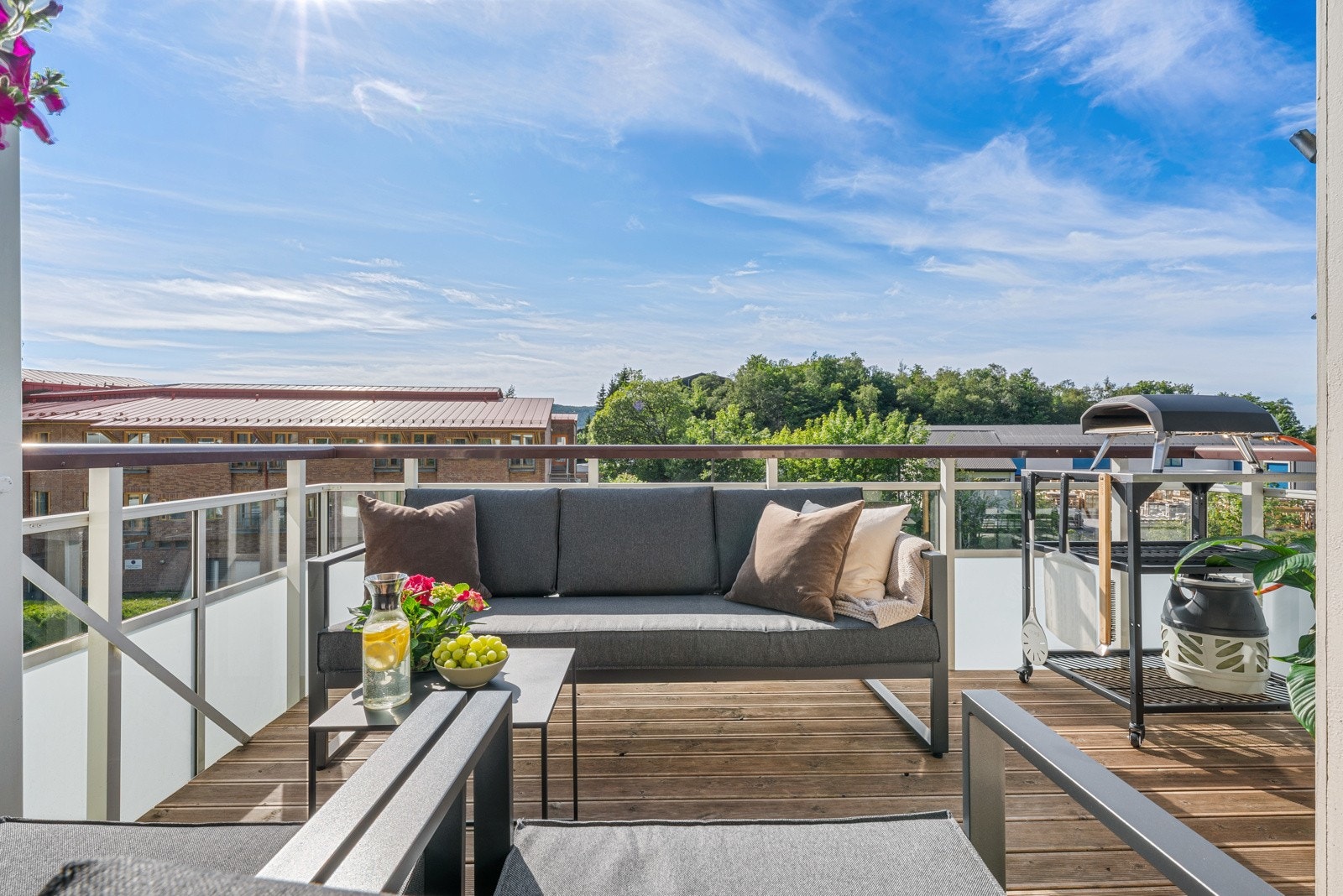 - Det er god plass til sittegruppe og grill - Galleribilde