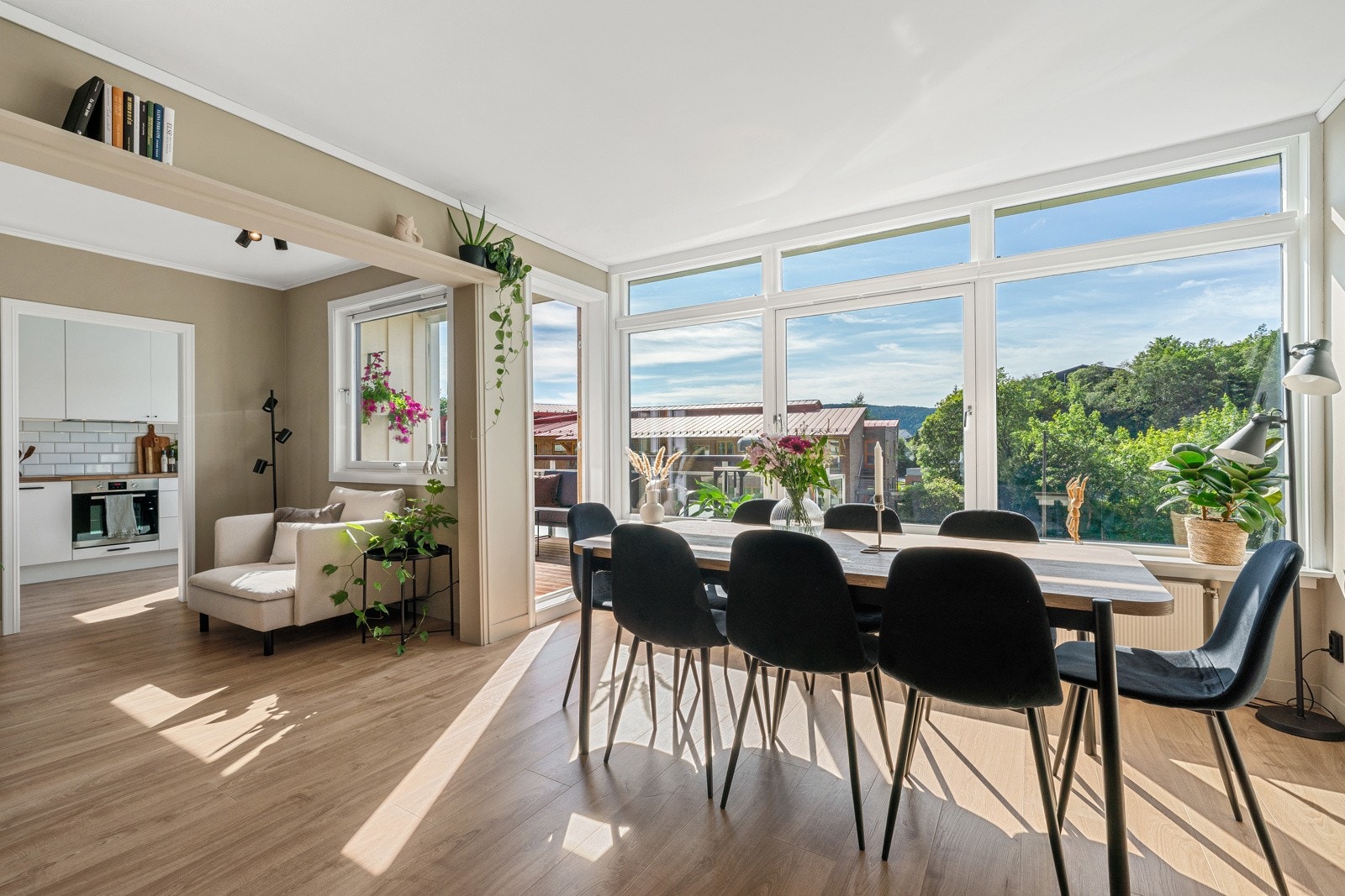 - Fra stuen er det utgang til en romslig balkong hvor du kan nyte morgenkaffen eller sene sommerkvelder - Galleribilde