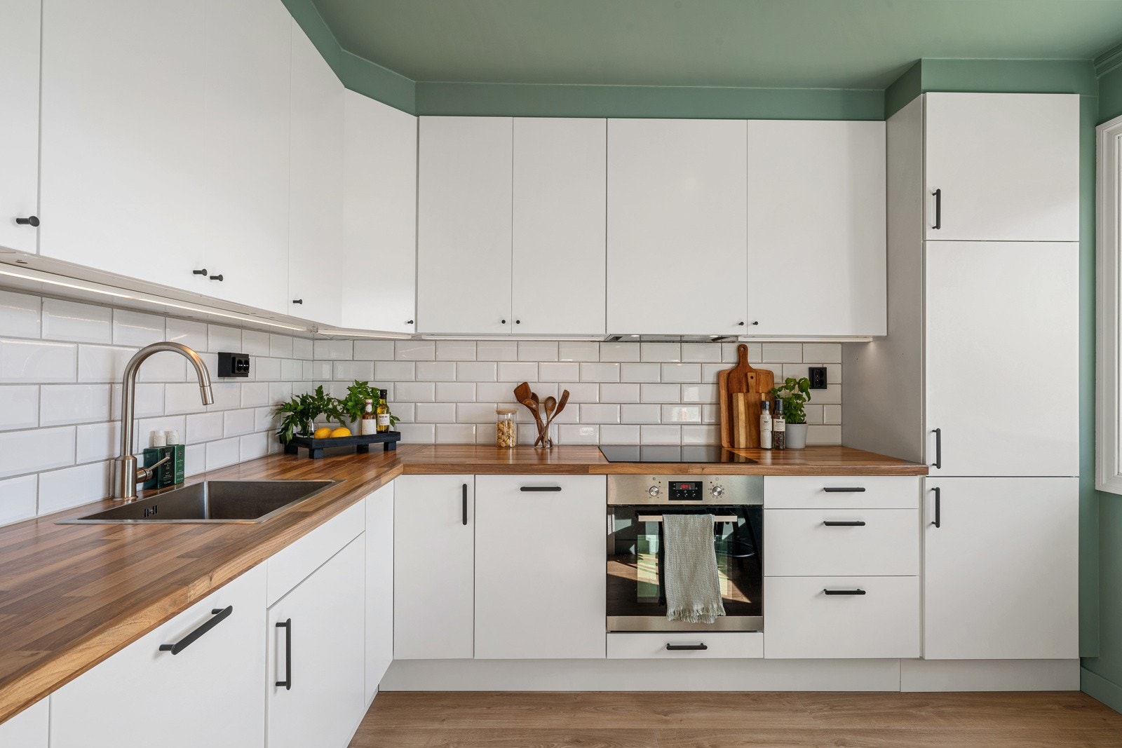 - Det ble skiftet kjøkkenfronter og installert lys under overskap i 2024 - Galleribilde