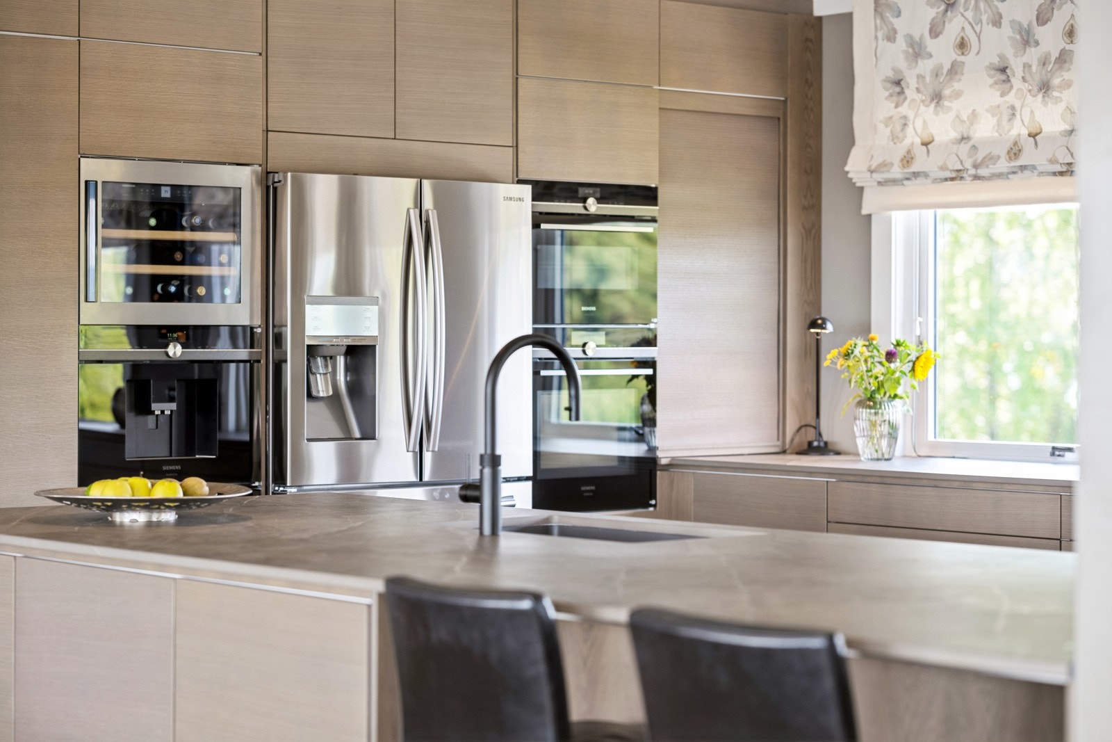 Kjøkkenøyen har samme utførelse som øvrig innredning og har innfelt barløsning mot stuesonen. Galleribilde