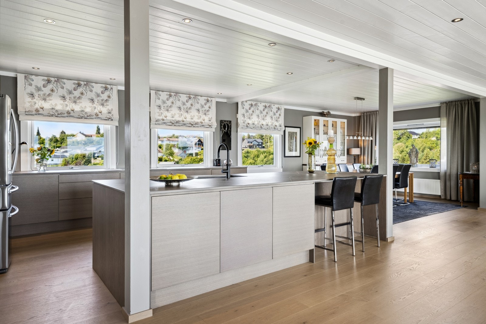 Kjøkkenet ligger i en praktisk og sosial åpen løsning. Her kan man tilberede middagen samtidig som man kan kommunisere med gjester. Galleribilde