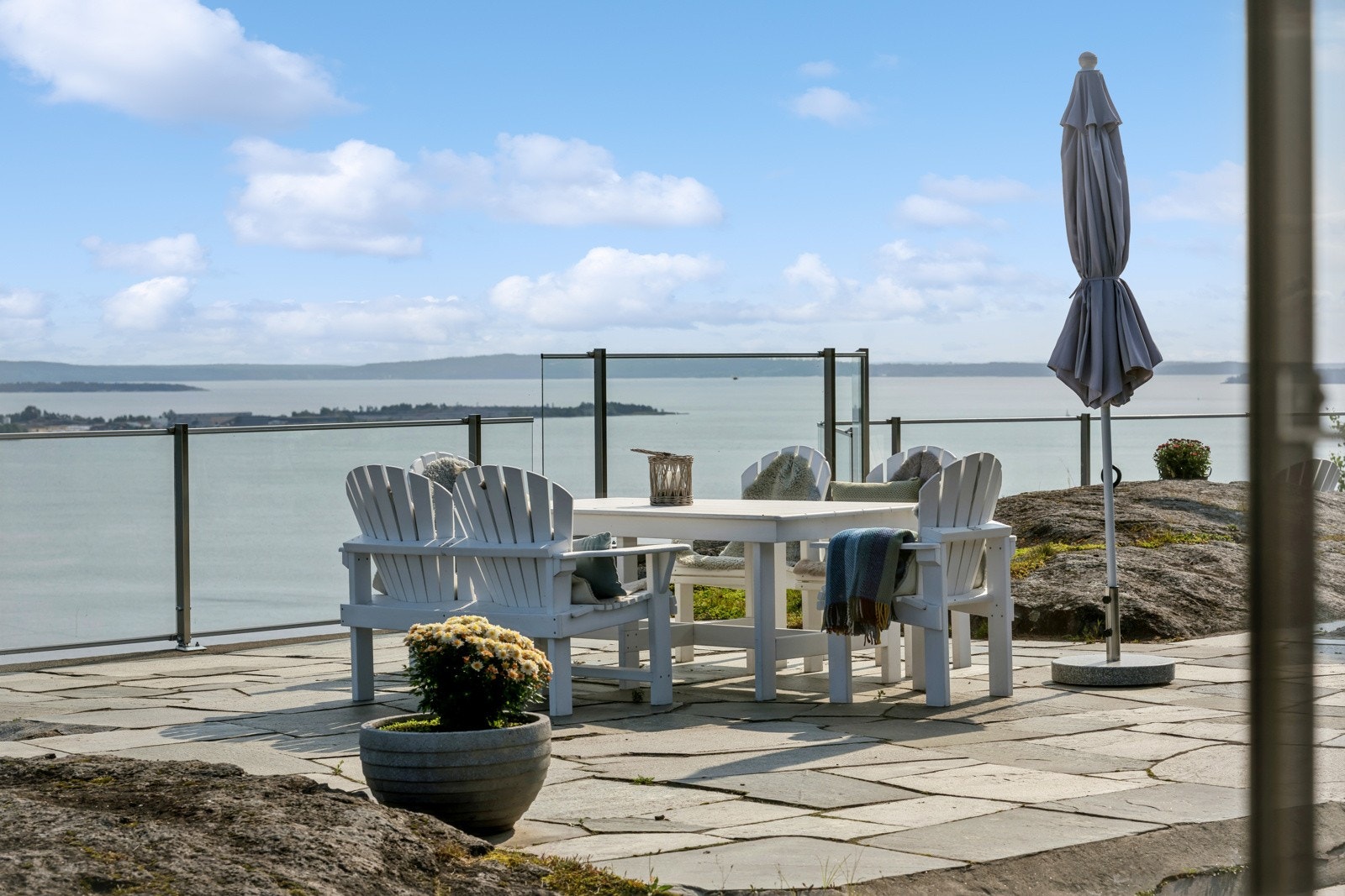Her kan man nyte frokost med fjorden som et bakteppe eller invitere til større lag og sommeraktiviteter. Galleribilde