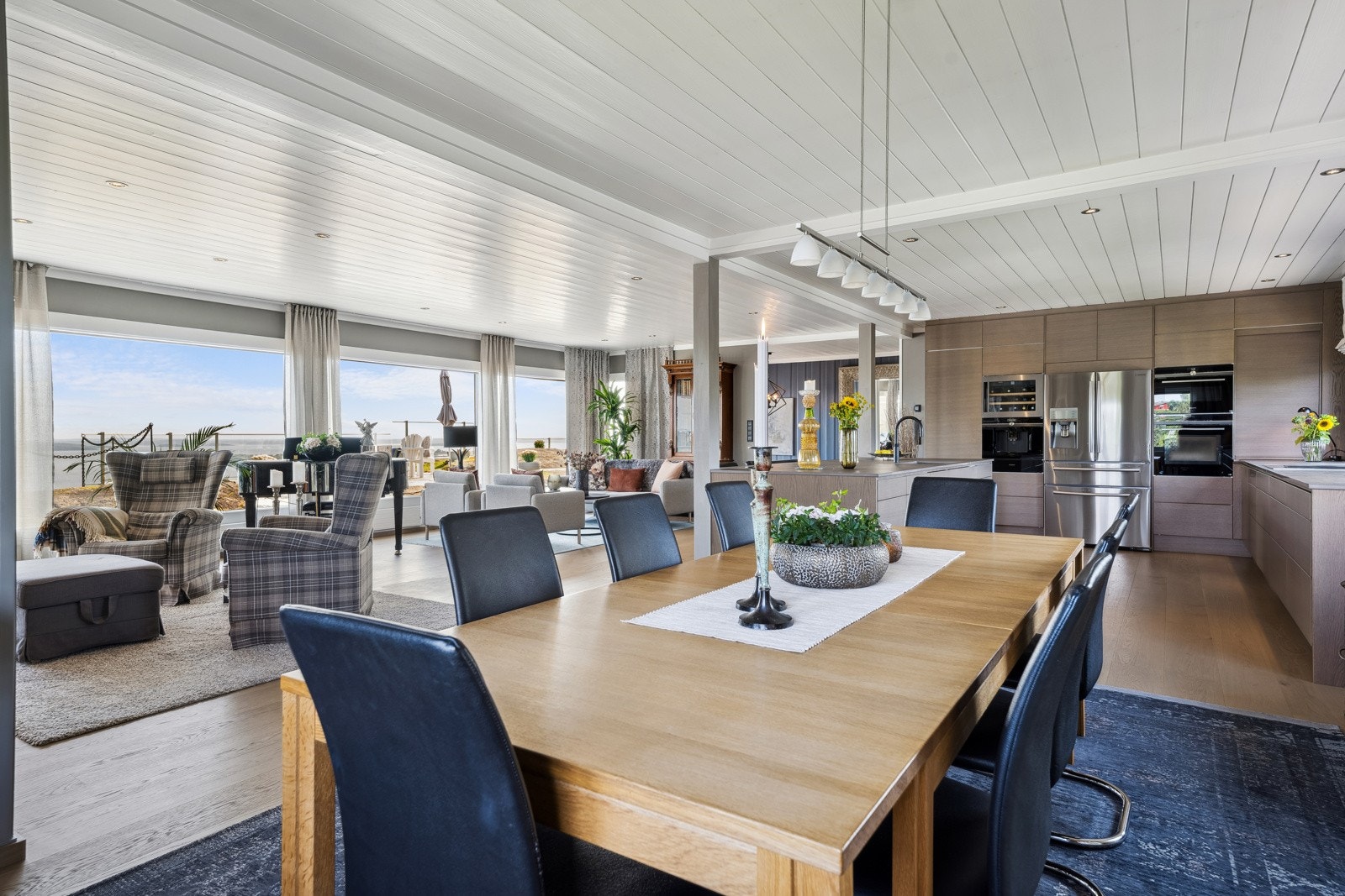 Det fantastiske oppholdsrommet har god plass til sofagruppe, flygel, bokhyller, lenestoler og spisebord, uten at man trenger å velge bort noe. Galleribilde