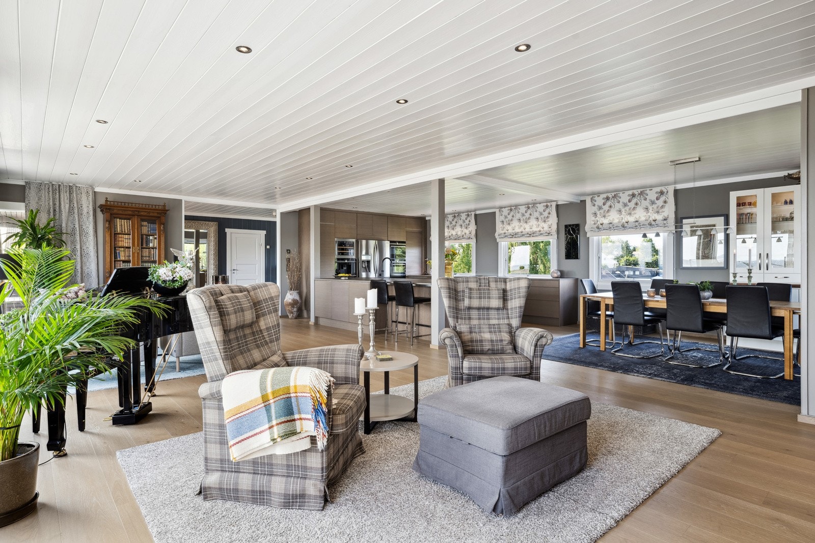 Gulvet er dekket av nyere enstavs eikeparkett med varmefolie under. Galleribilde