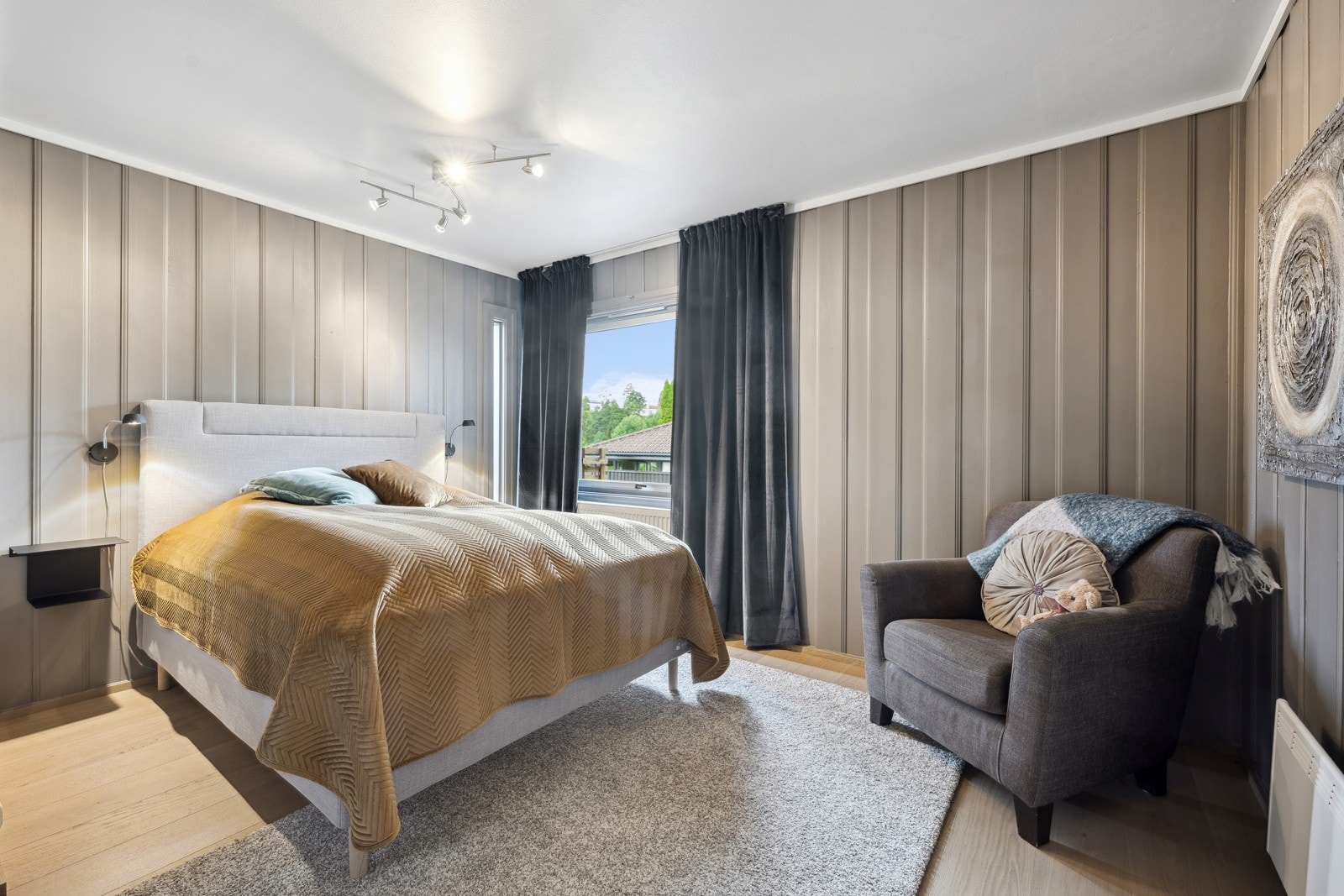 Flere av soverommene har en romslig utforming med plass til dobbeltseng, nattbord og garderobeskap. Galleribilde