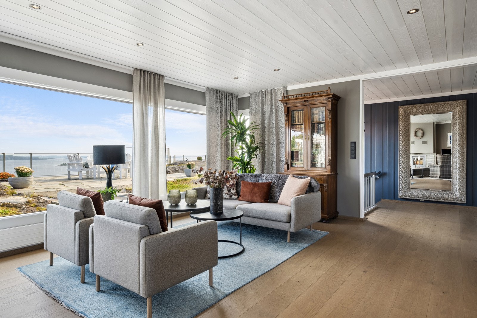 Romslig utforming, delikat interiør og store vinduer som sikrer maksimal utsikt mot fjorden. Galleribilde