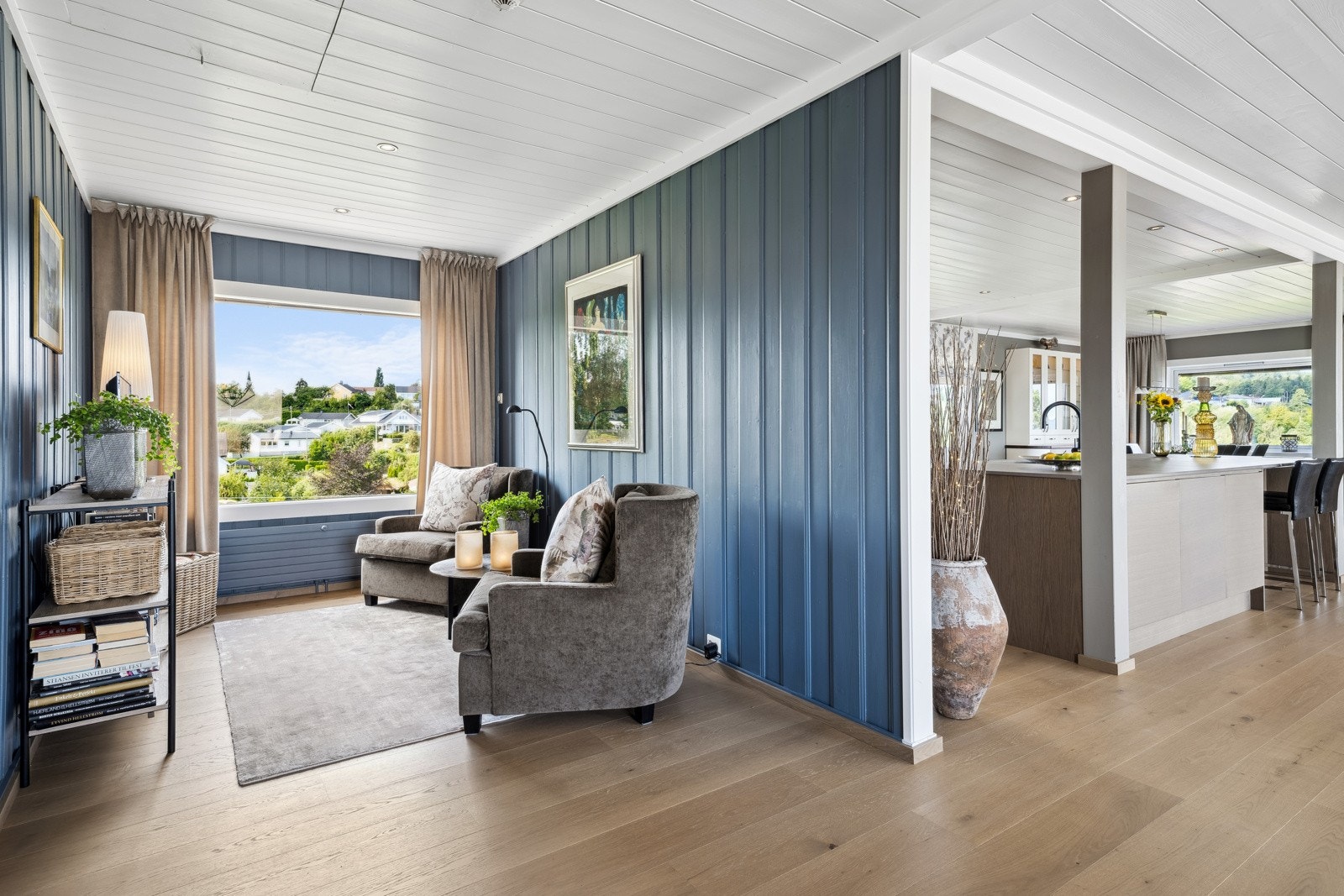 Bak kjøkkensonen ligger en ekstra TV-stue. Galleribilde