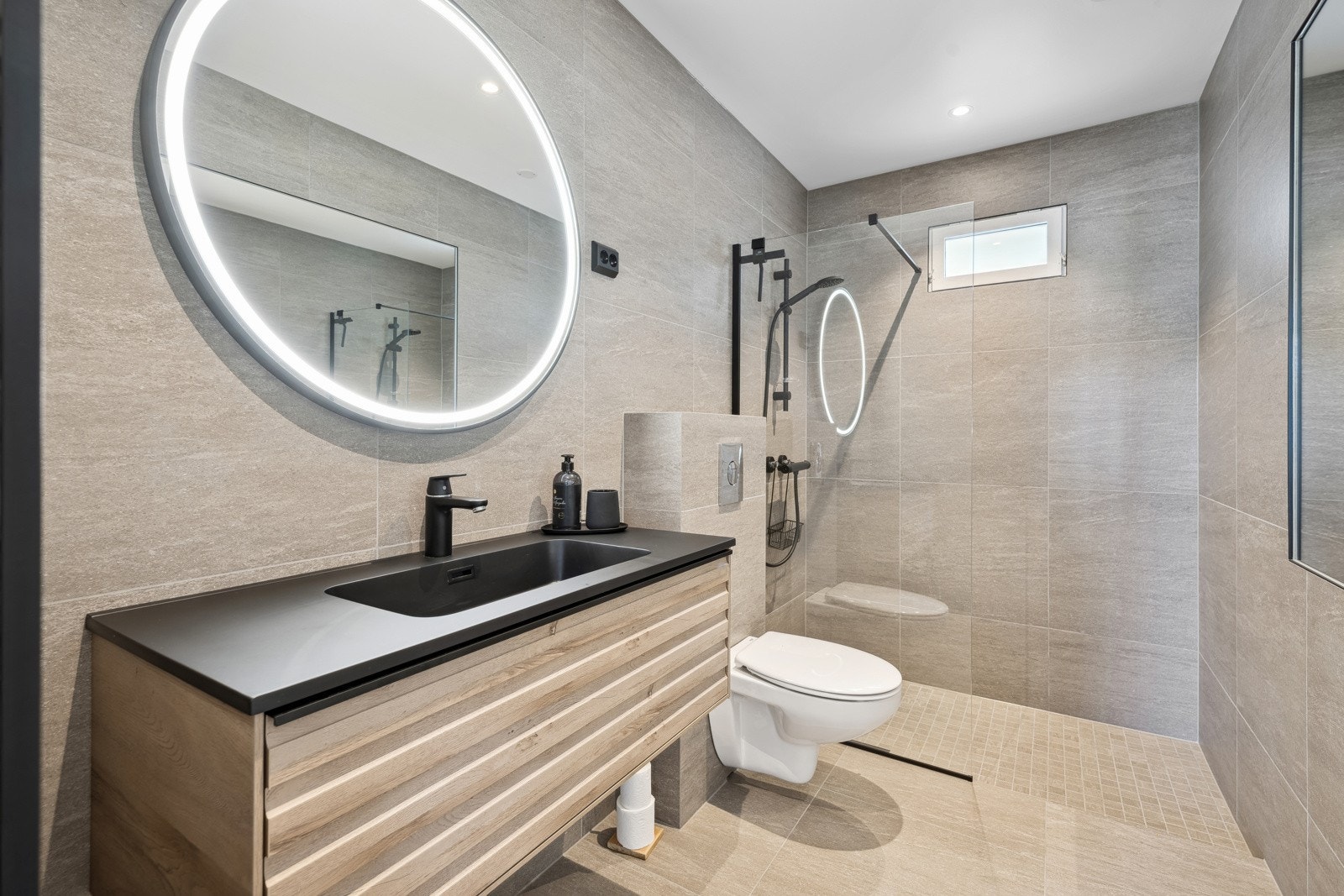 I underetasjen finner man et lekkert og delikat baderom renovert i 2023. Galleribilde