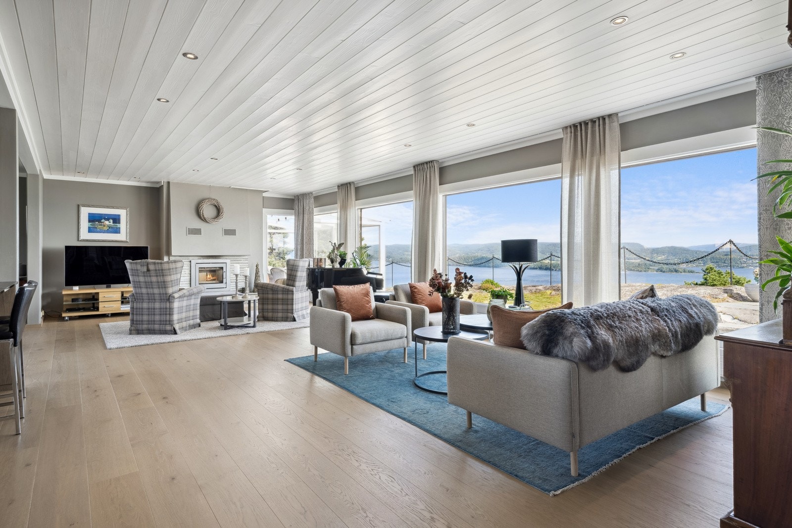 Husets sosiale allrom og naturlige samlingspunkt ligger i hovedetasjen og har en lekker åpen løsning. Galleribilde