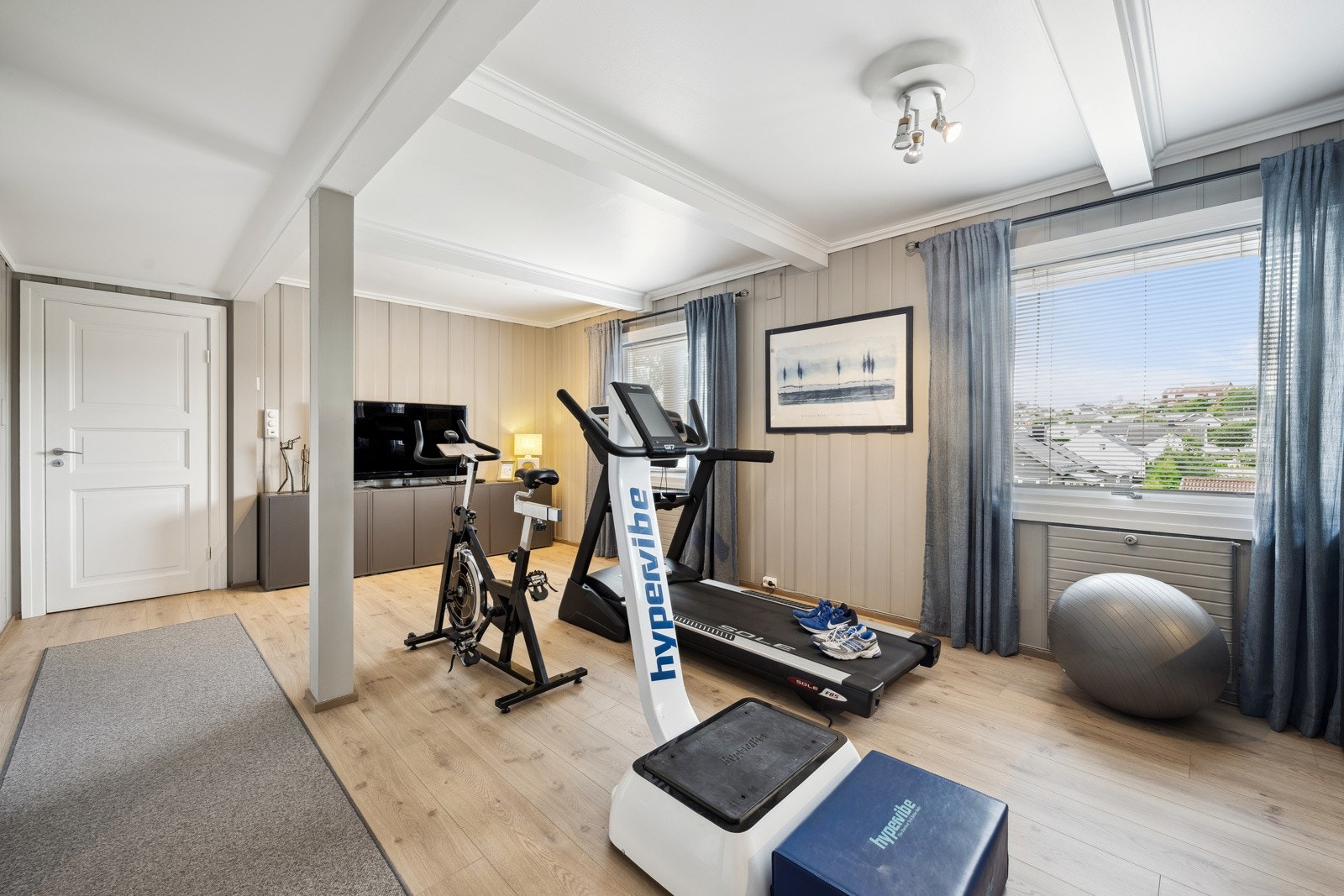 Kjellerstuen er opprinnelig to soverom, men er i dag benyttet som et treningsrom. Galleribilde