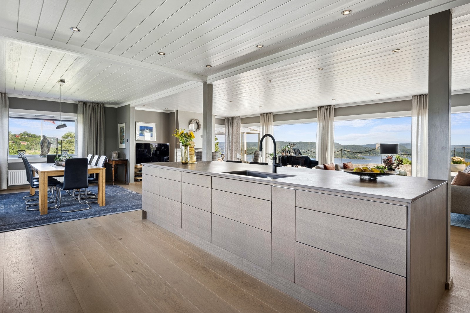 Kjøkkenet er topp moderne fra 2021 og har rette linjer som skaper et stilrent design, rene overflater og behagelig fargepalett. Galleribilde