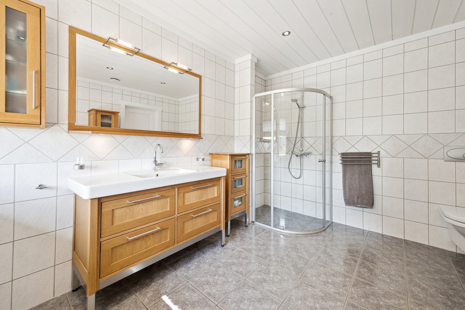 Dette er et flott bad av god størrelse som gir en behagelig start på dagen. Galleribilde