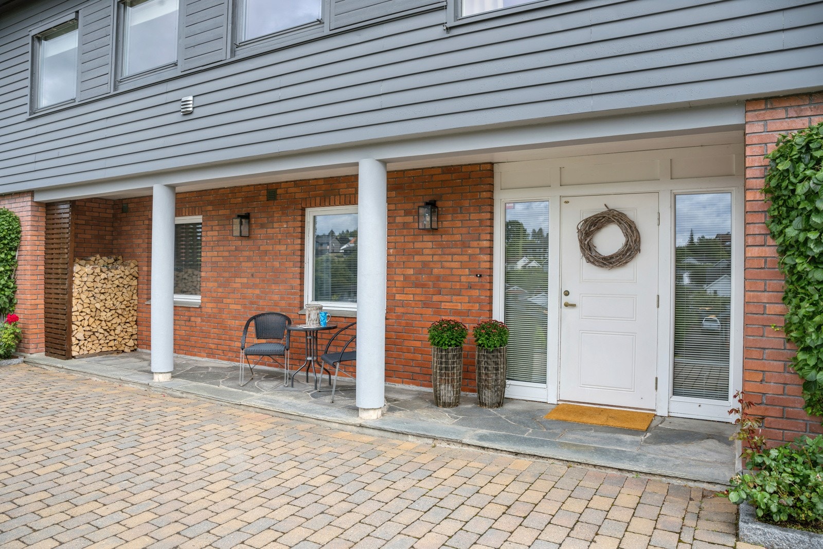 Det er to innganger inn til underetasjen. Bildet viser hovedinngangen. Galleribilde