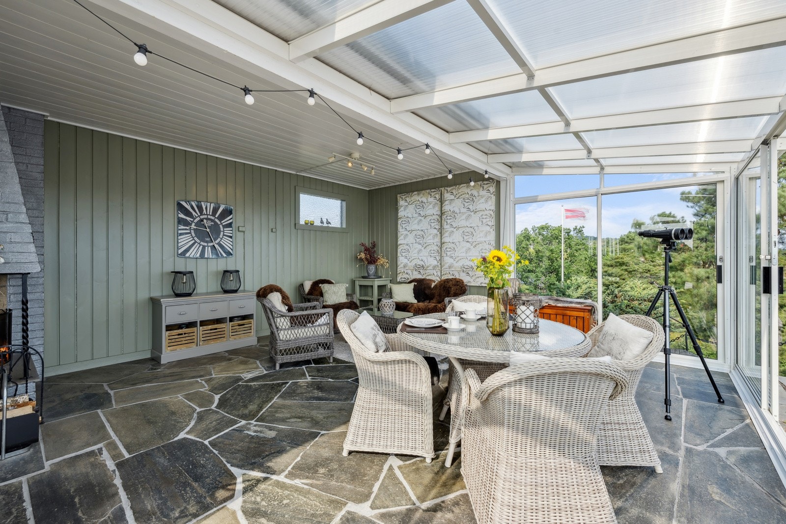 Her kan man nyte en god bok eller invitere inn til sosiale lag uten at vær og vind merkes. Galleribilde