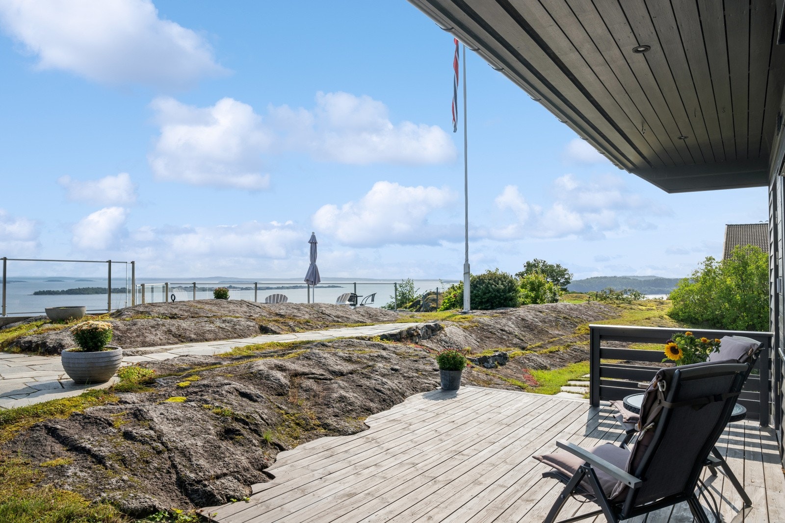 Eiendommen ligger høyt og fritt med mange usjenerte områder. Galleribilde