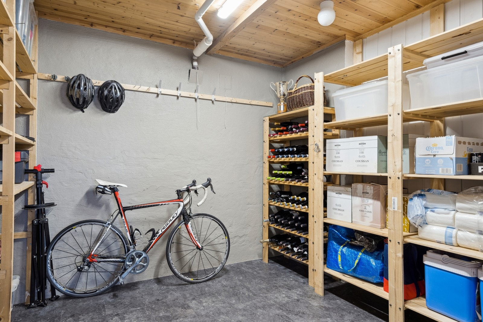 Gode oppbevaringsmuligheter i flere boder i underetasjen. Galleribilde