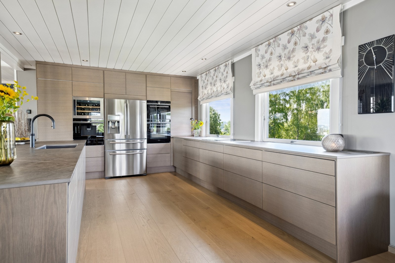 Kjøkkenet har bl.a. integrert vinskap, kaffemaskin, 2 ovner med micro og damp. Galleribilde