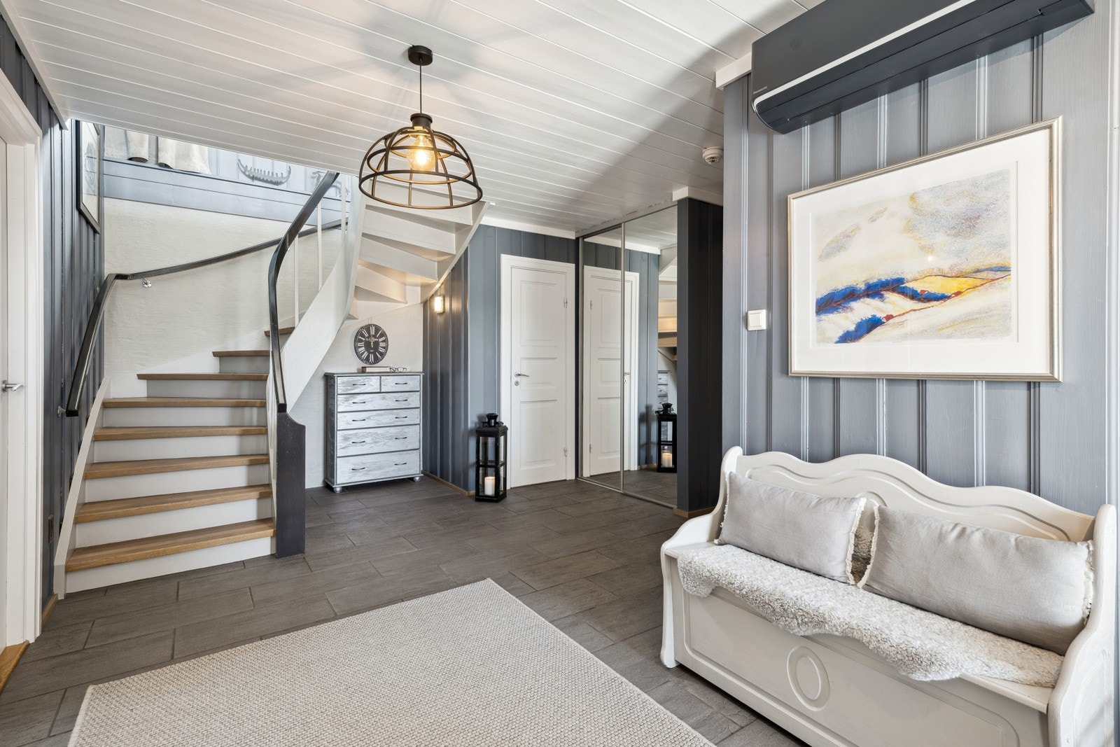 Hallen gir et solid førsteinntrykk og har en romslig utforming med god plass. Galleribilde