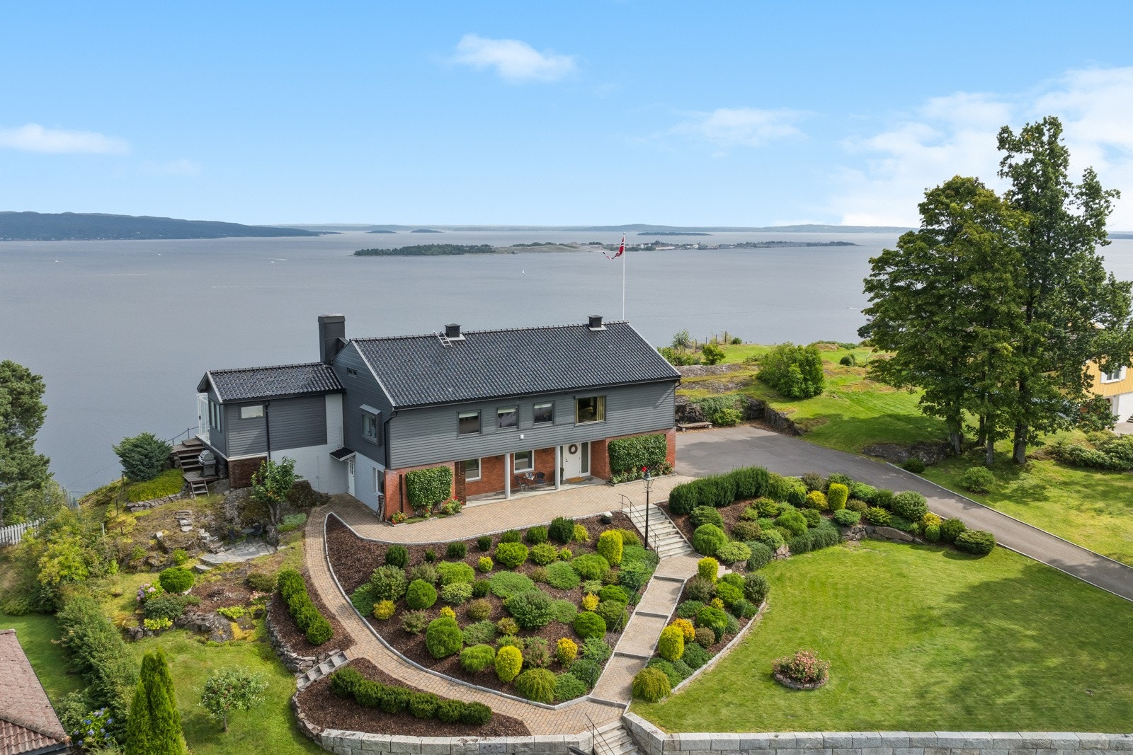 Tomt på over 2,2 mål med et særdeles vakkert uterom. Galleribilde