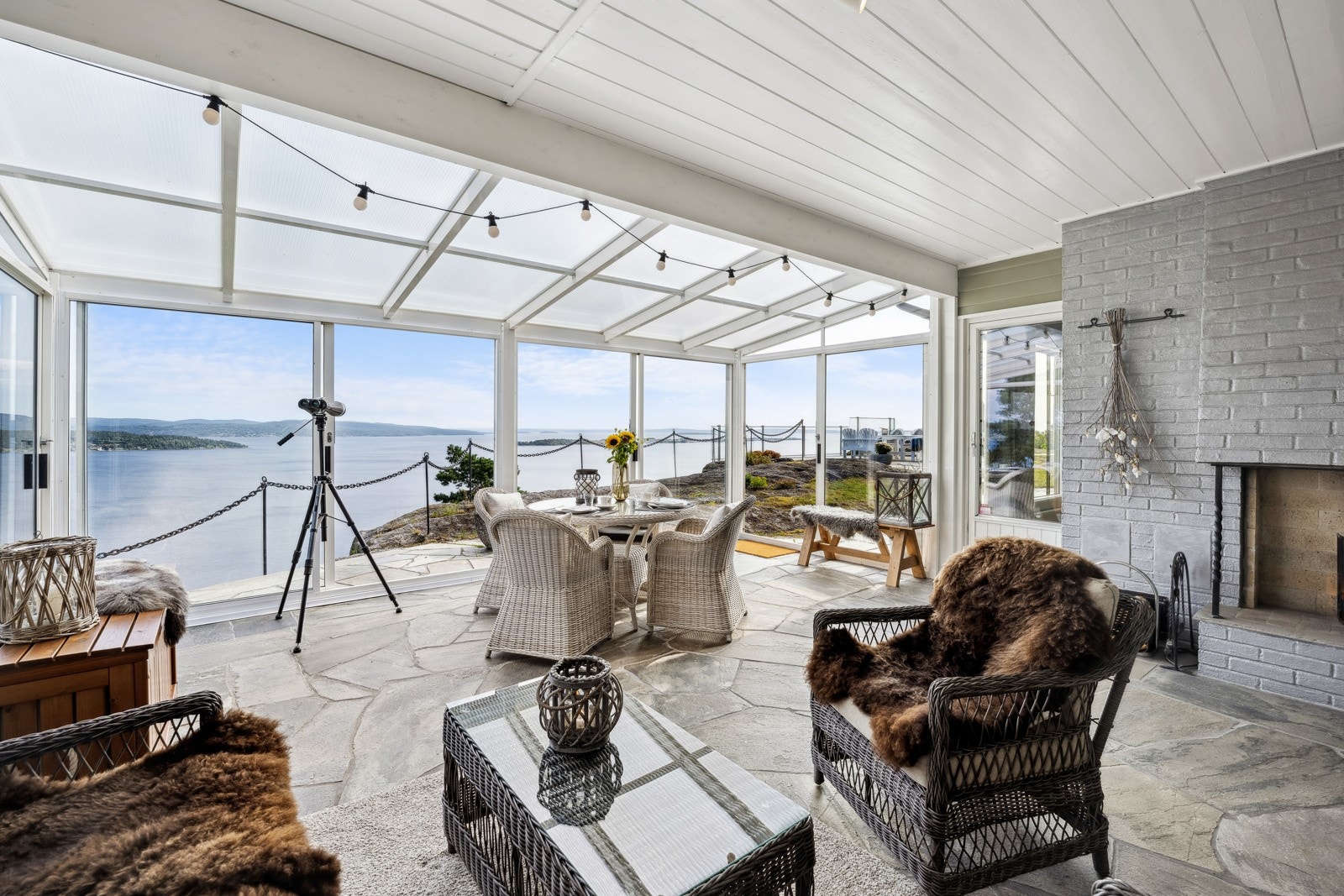 I tilknytning til hovedplanet har man hagestue på ca. 31 kvm. og peis. Galleribilde