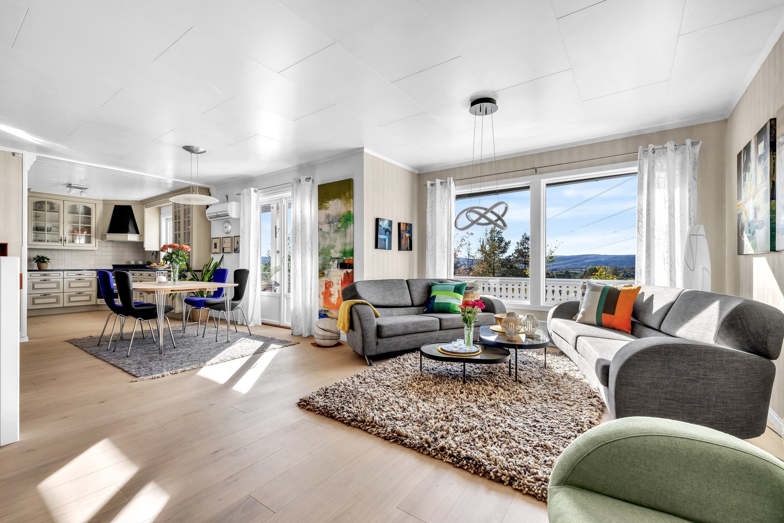 Fra spisestuen kan du gå ut på en solrik balkong som vender mot vest og byr på utmerkede solforhold. Galleribilde