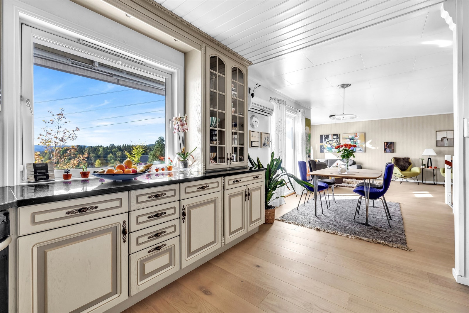 Vinduet slipper inn rikelig med dagslys og gir en fin utsikt, som gjør kjøkkenet både funksjonelt og hyggelig. Galleribilde