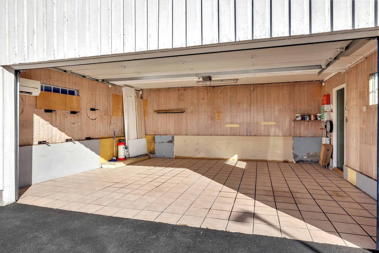 Det er også plass til å parkere utenfor garasjen, eller på gruset gårdsplass. Galleribilde