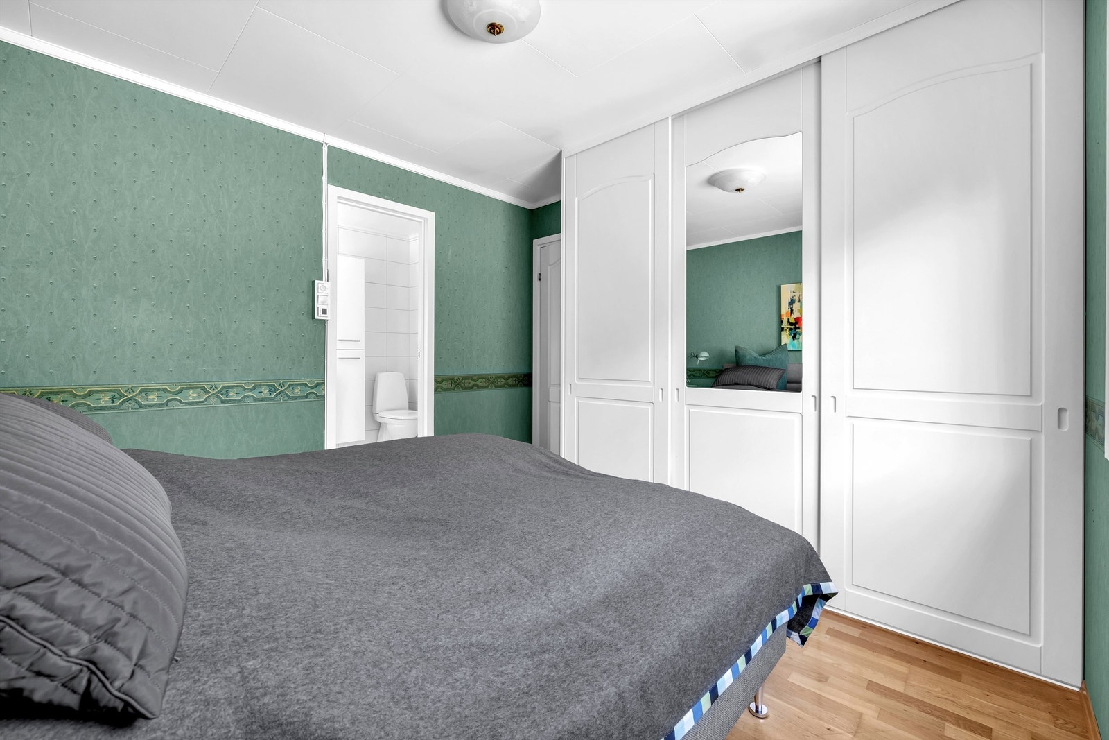 Soverommet i hovedetasjen har adkomst til et eget baderom og god plass for oppbevaring i et garderobeskap. Galleribilde