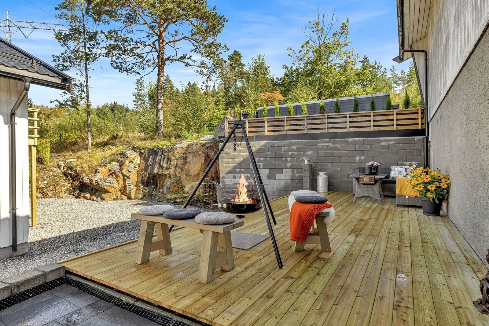 Ellers er det også en terrasse på nordsiden av boligen med god plass til diverse utmøbler. Galleribilde