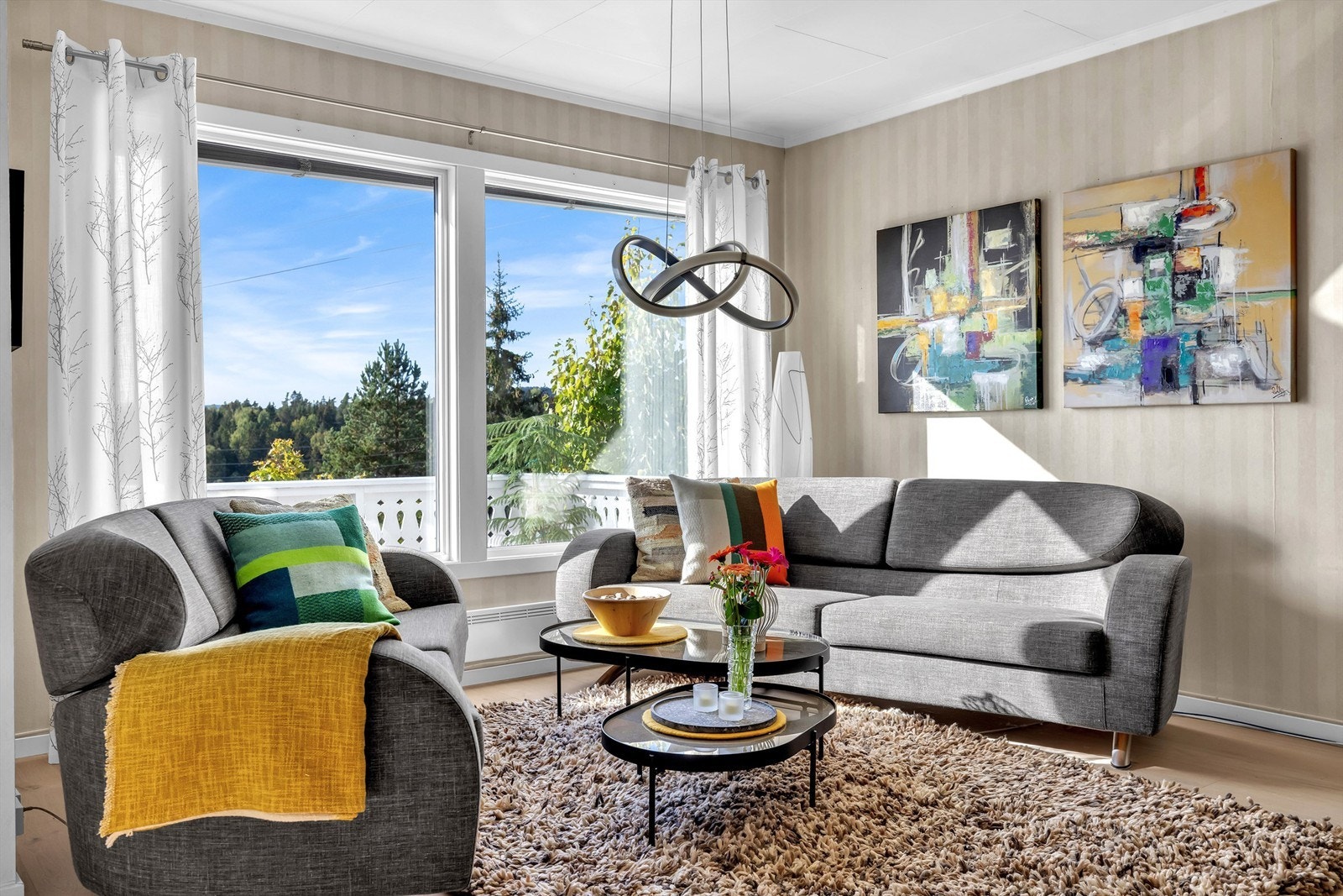 Rommets fleksible utforming gjør det enkelt å dele inn i ulike soner, perfekt for både avslapning og familiekos. Galleribilde