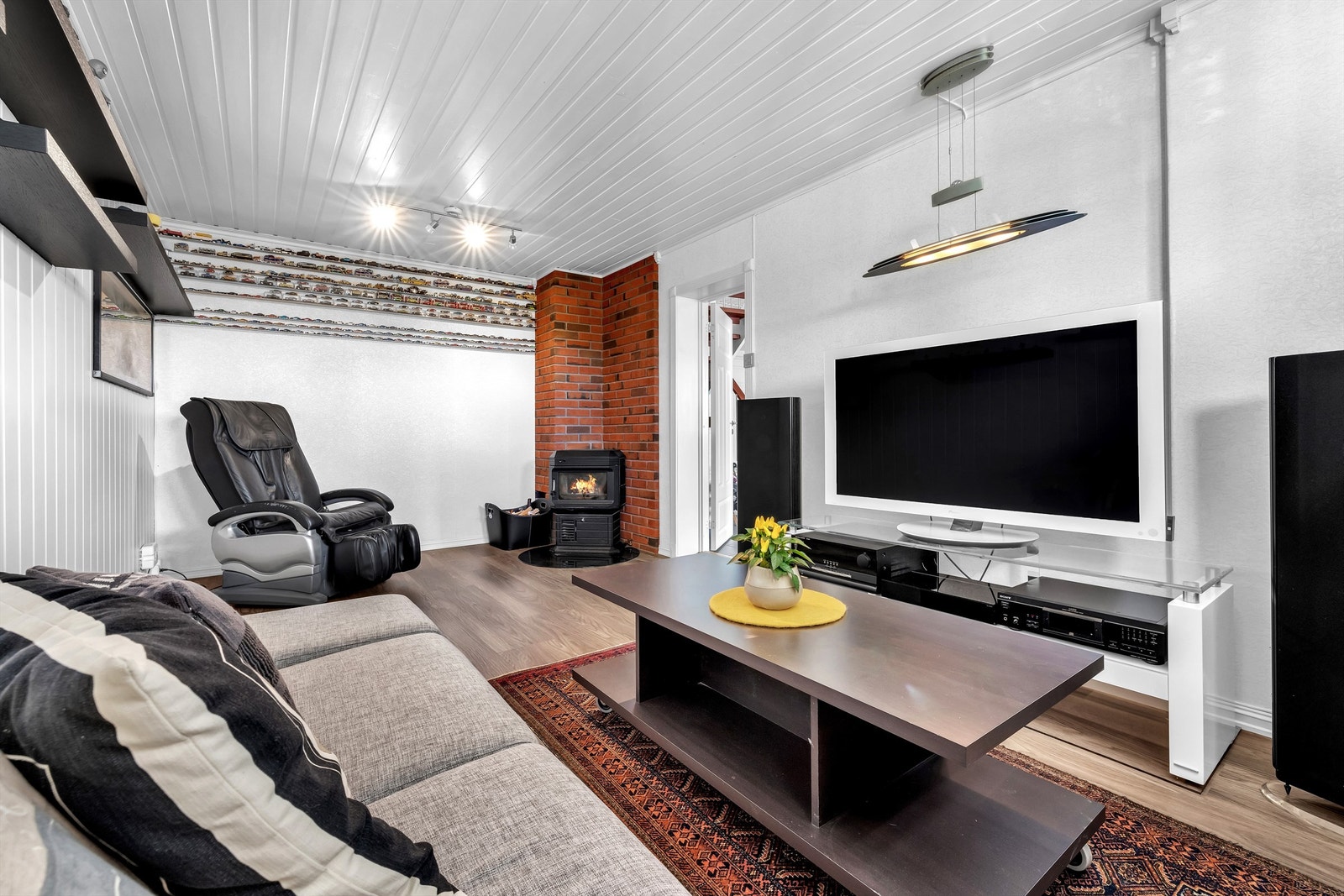 Kjellerstuen er opprinnelig et hobbyrom, som ikke er godkjent for varig opphold. Galleribilde