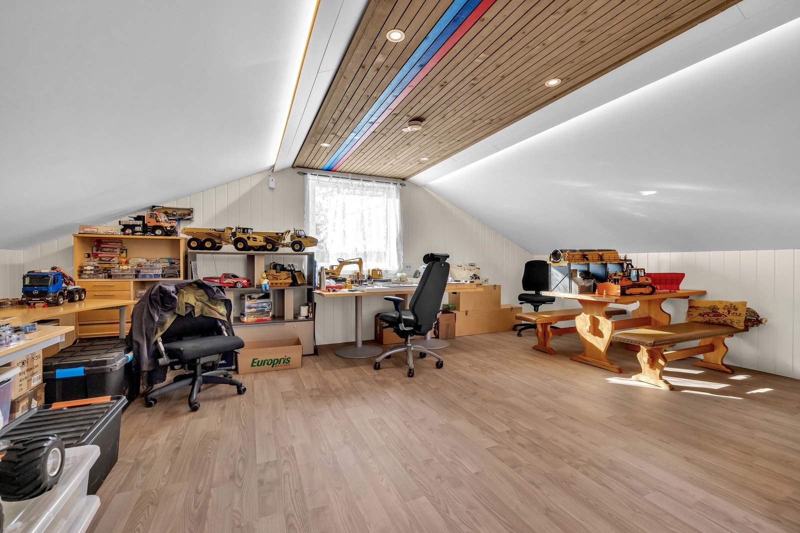 Loftsetasjen/hems over garasjen har et totalt gulvareal (GUA) på 34 kvm, men grunnet skråtak/lav takhøyde er kun 23 kvm av arealet måleverdig som bruksareal. De delene av arealene som har lav himlingshøyde (ALH) utgjør 11 kvm. Galleribilde