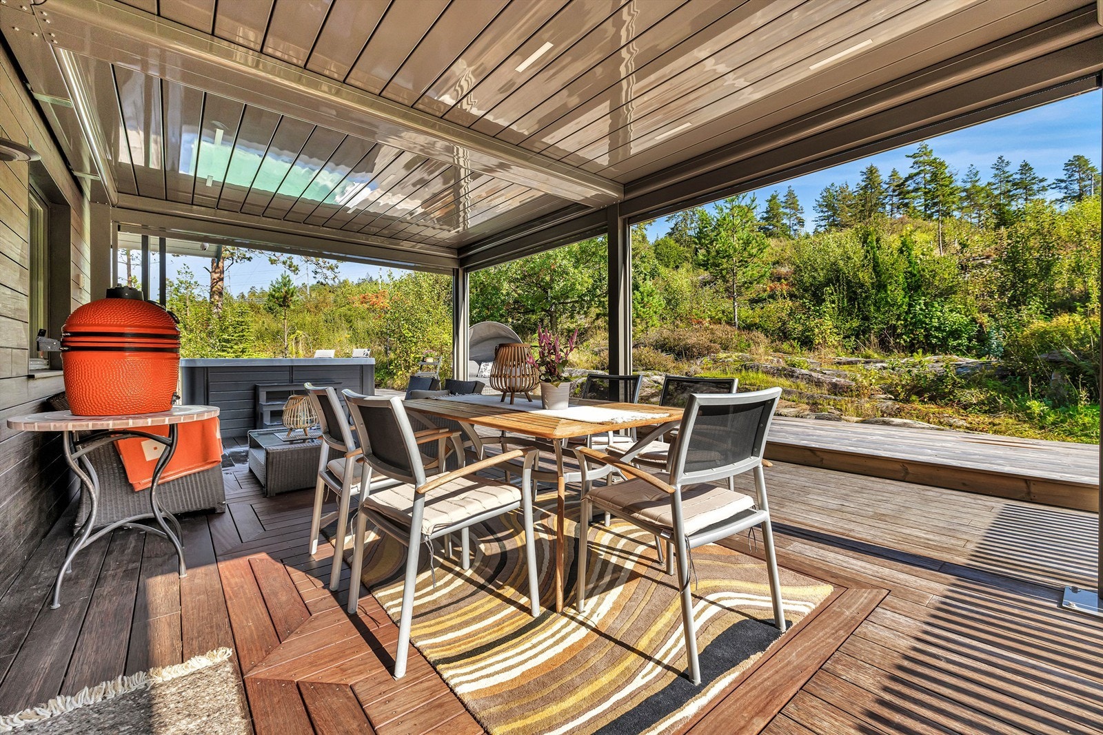 Denne siden av boligen byr på unike, uforstyrrede uteområder, oppgradert med en elegant pergola, herlige platåer og rikelig plass til møblering. Galleribilde