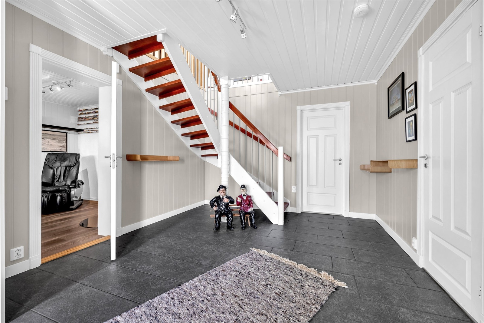 Når du kommer inn, møtes du av en lys og innbydende entré med lysmalte overflater, flislagt gulv med varme, og rikelig med plass til å ta imot gjester. Galleribilde