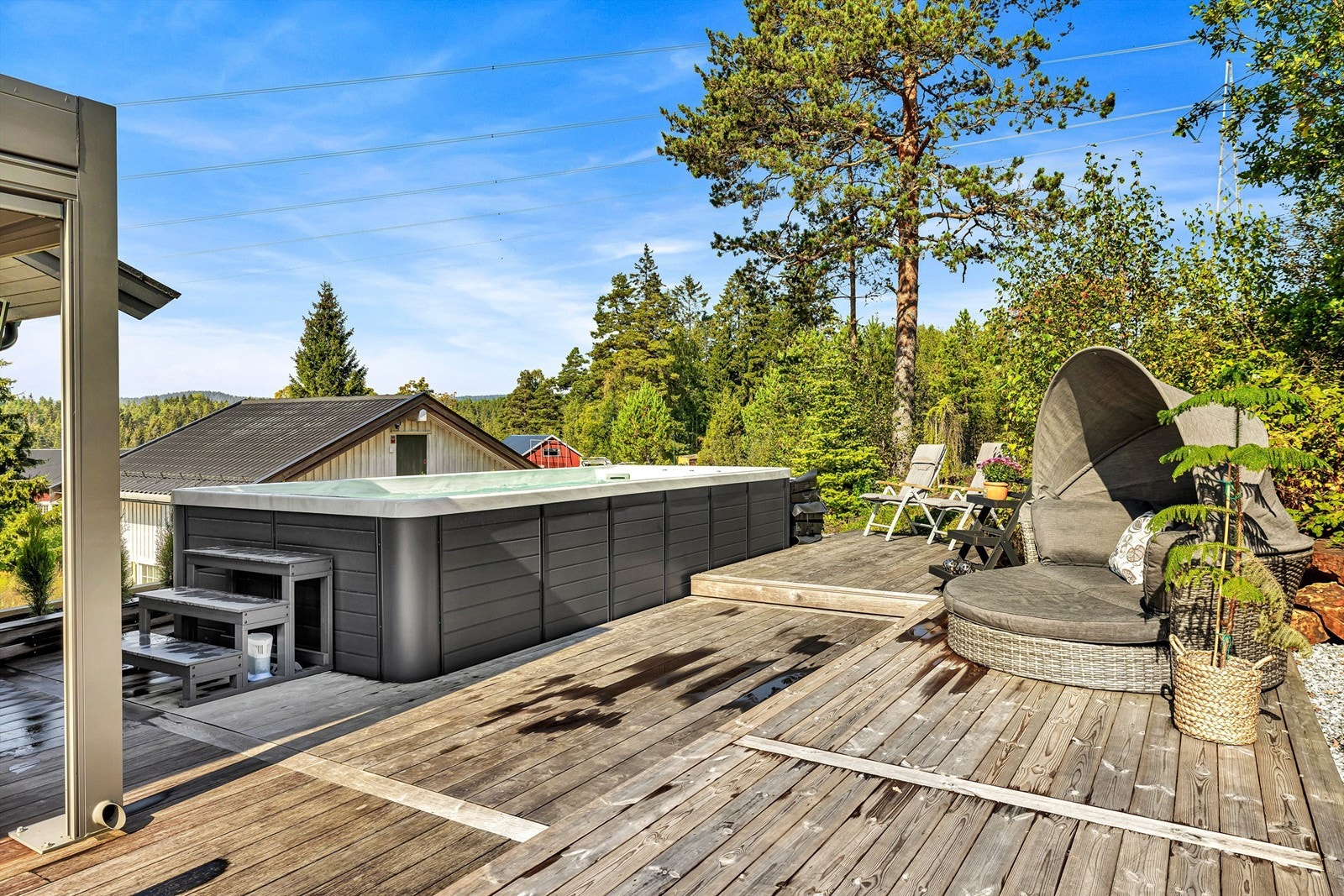 Selger har også satt opp et motstrømsbasseng på 6 500 liter, bygget inn i plattingen. (Medfølger i utgangspunktet ikke). Galleribilde