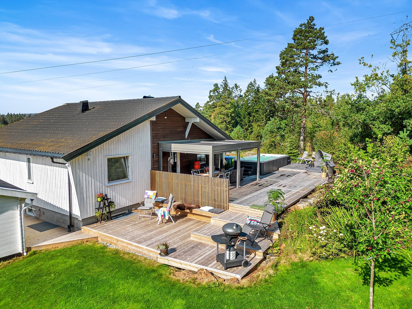 Uteområdet inkluderer også en flott gressplen som gir barna en trygg og privat lekeplass. Galleribilde