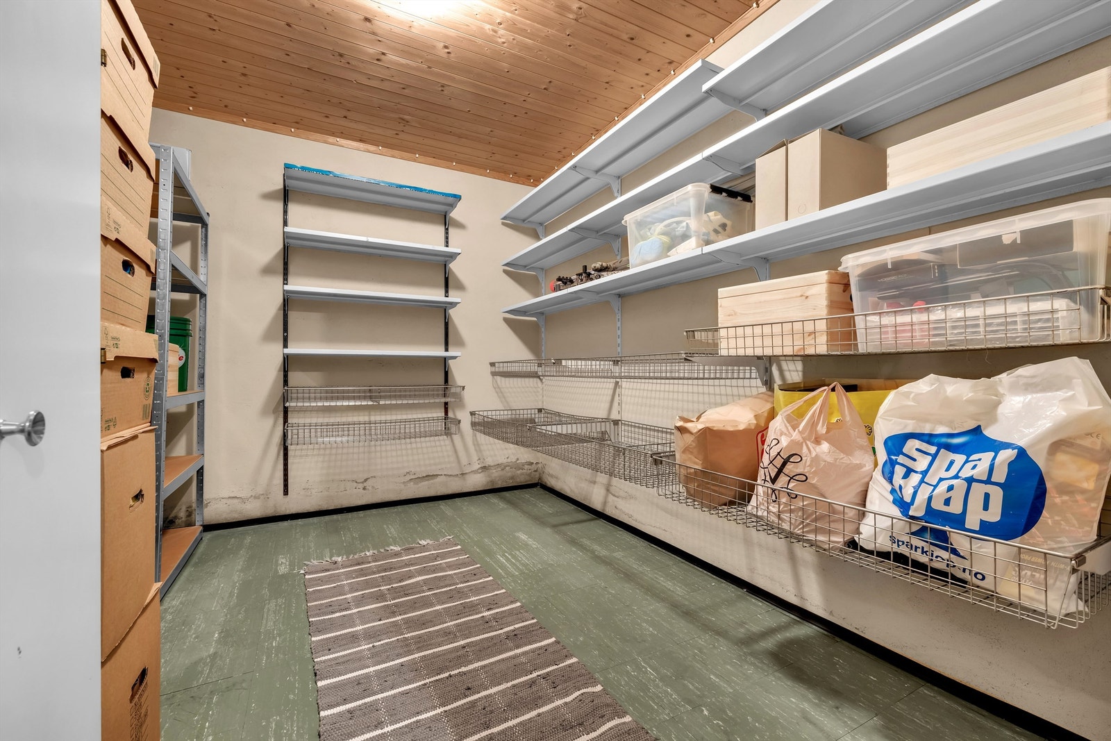 Gode oppbevaringsmuligheter i innvendige boder. Galleribilde