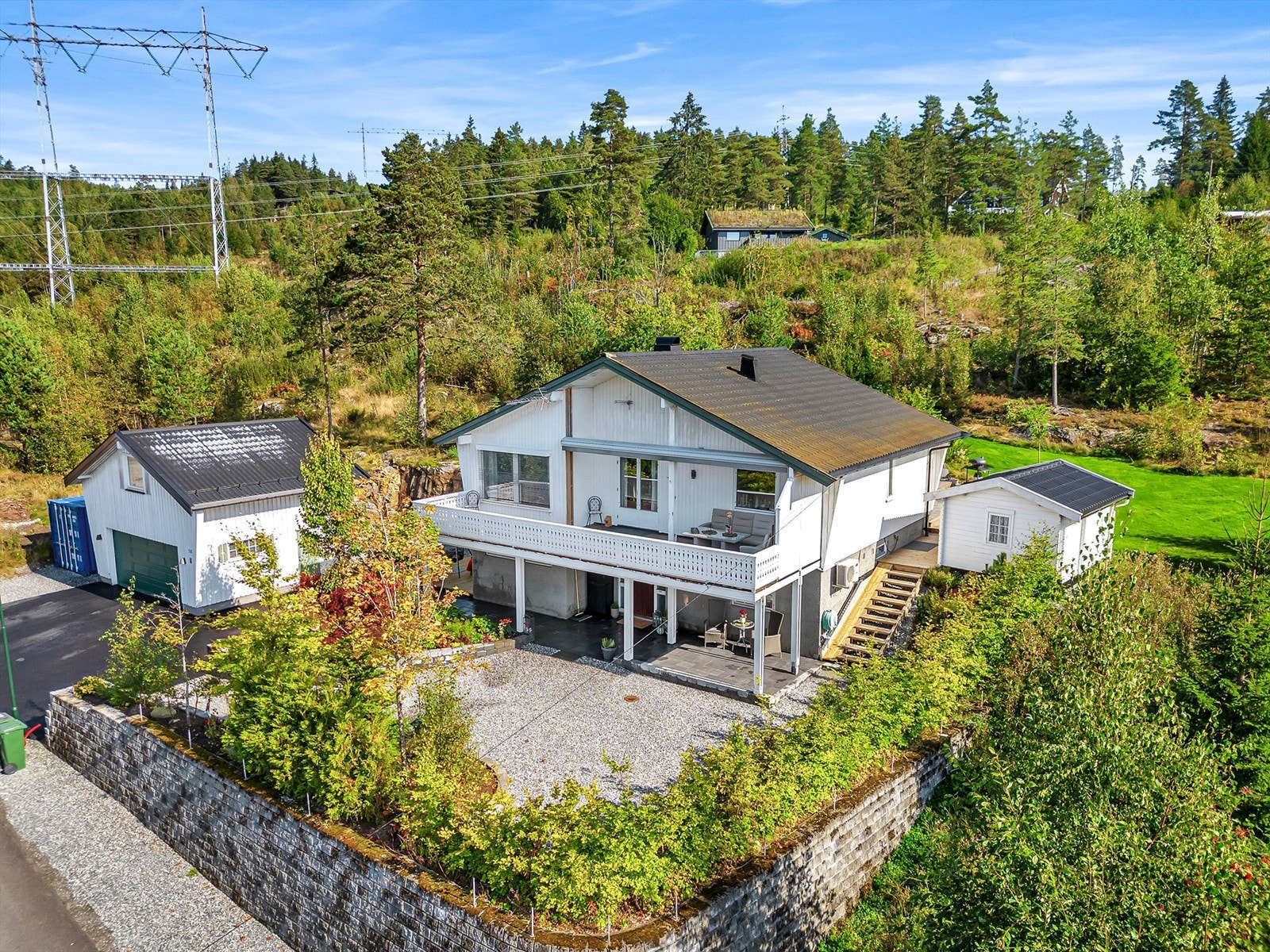 Boligen har i senere tid gjennomgått store oppgraderinger utvendig, og det er gode oppbevaringsmuligheter i innvendige boder. Galleribilde