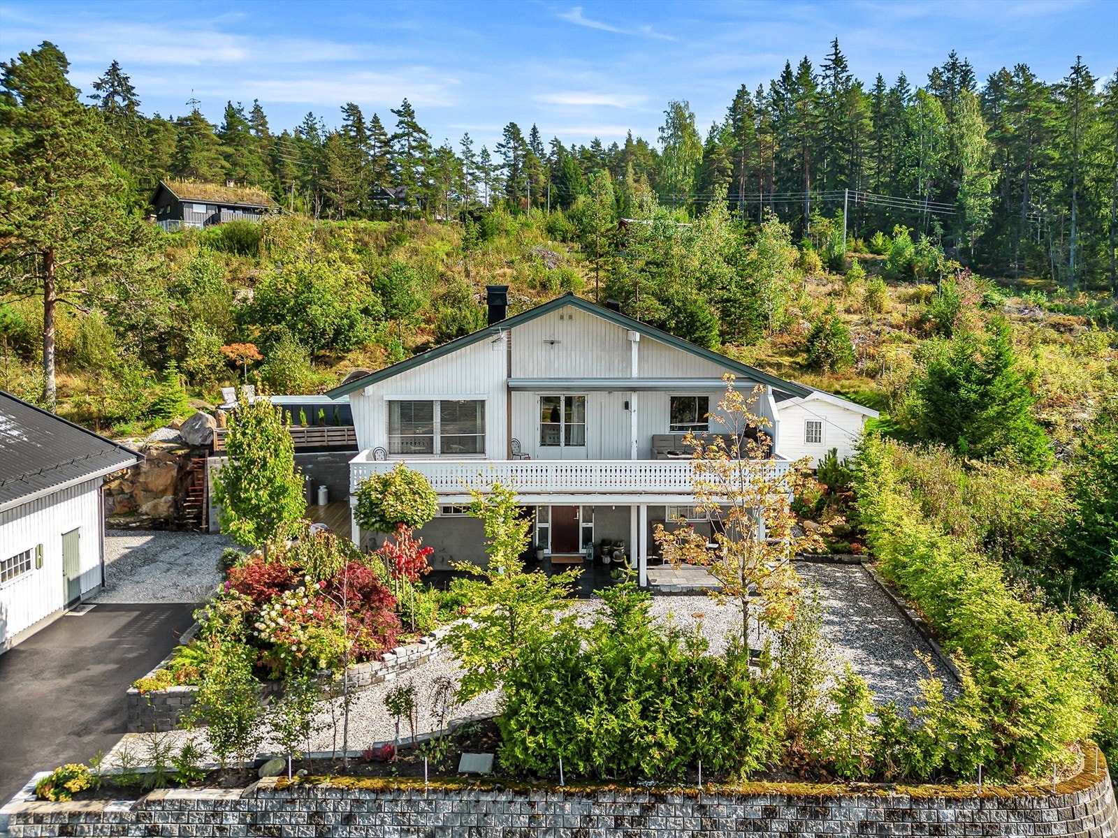 Stor og velholdt enebolig med sentral, samtidig landlig beliggenhet, flott usjenert tomt og parkering dobbelgarasje med el-bil lader. Galleribilde