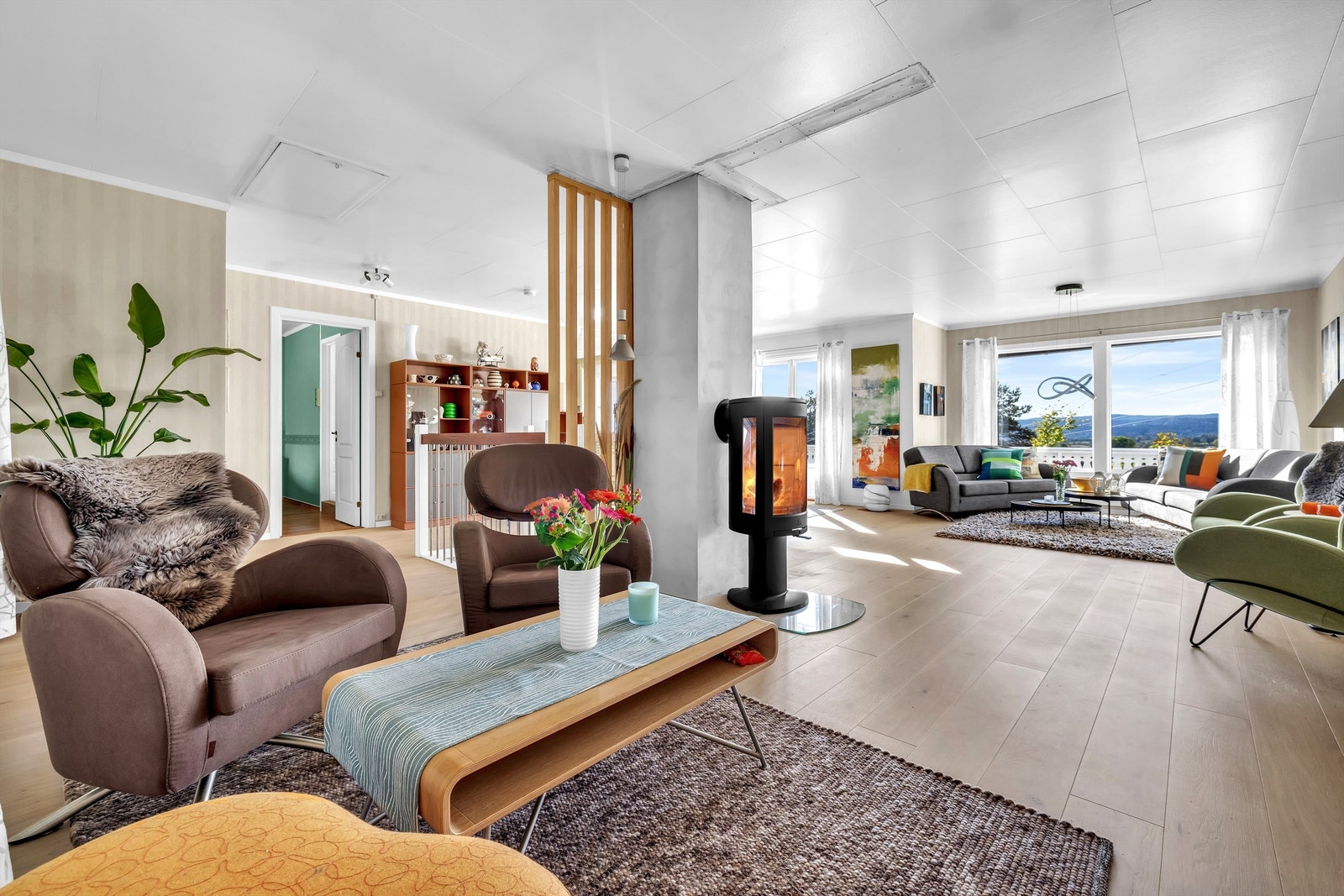 Stuen er nylig oppgradert med ny eksklusiv en-stavs parkett og ny peis (i tillegg til en varmepumpe) som sørger for en god og lun oppvarming når er det kaldt utendørs. Galleribilde