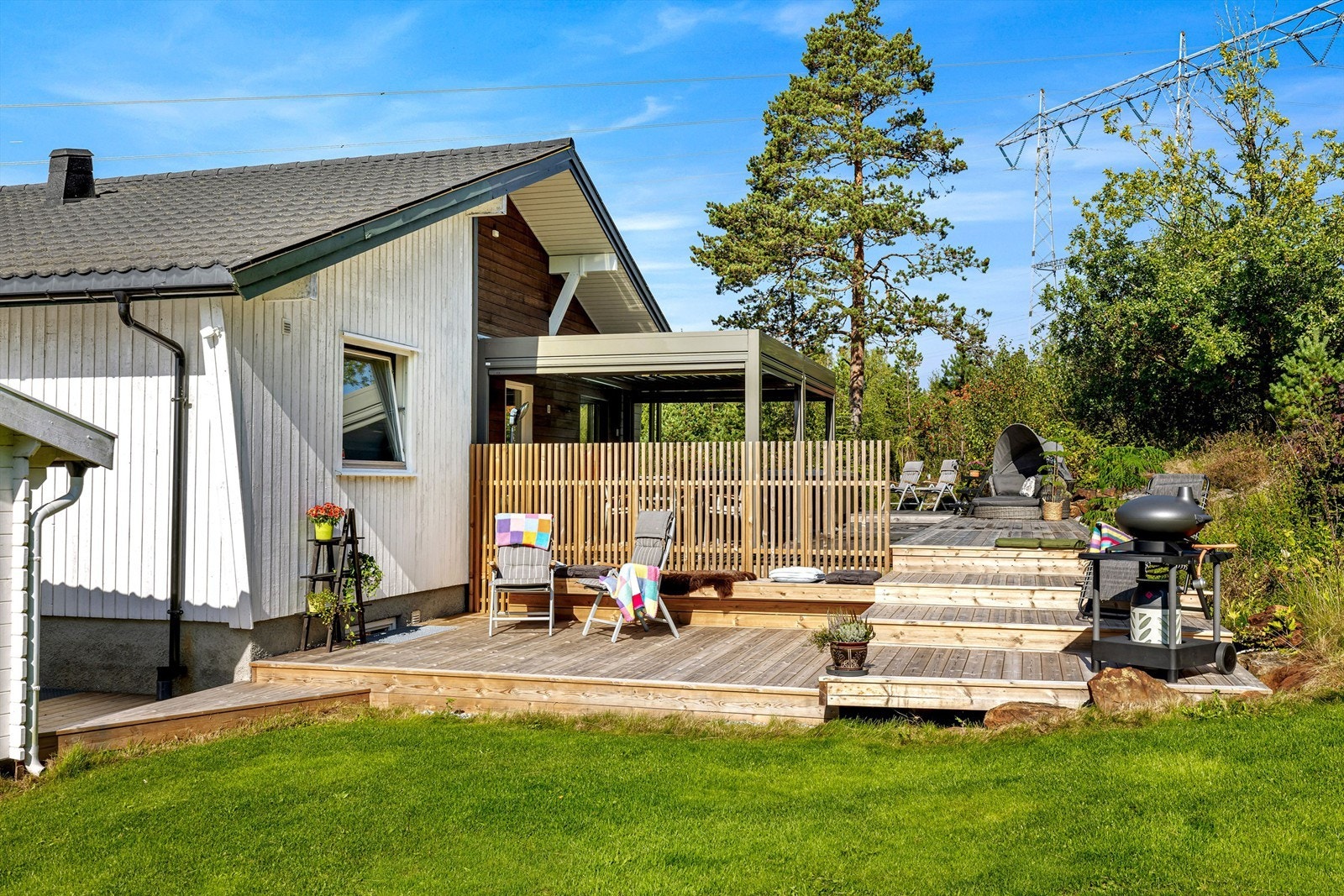 Videre er det enkel tilgang fra tv-stuen til en østvendt terrasse. Galleribilde
